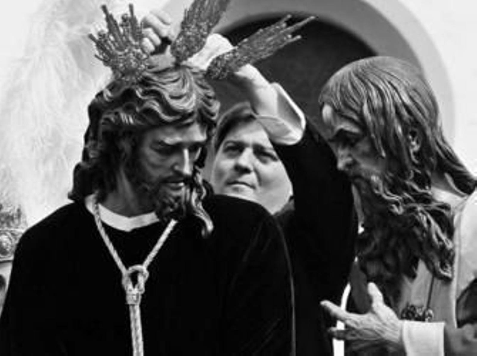 El prioste coloca las potencias a Jesucristo en el misterio de San Gonzalo.