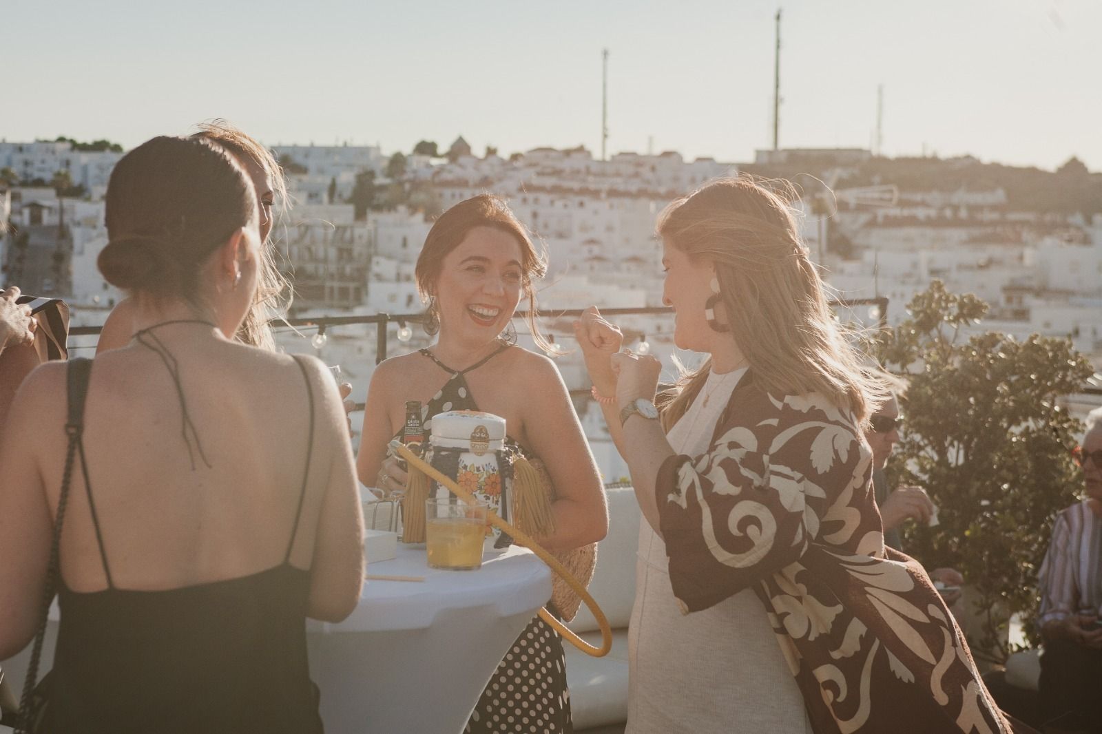 Terraza del Hotel Boutique V con Vejer al fondo.