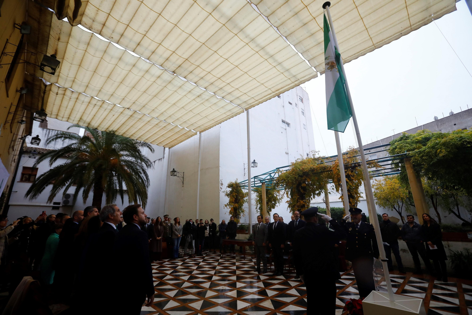 El izado de la bandera de Andalucía en Córdoba por 4l 4-D, en imágenes