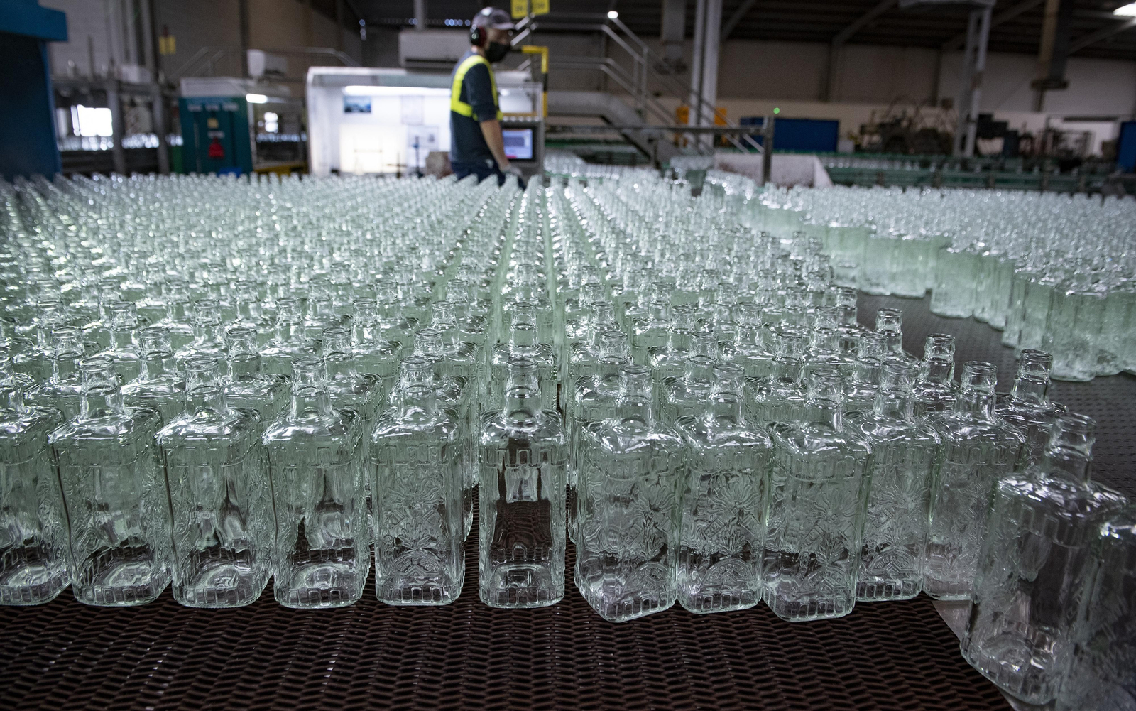 El corazón de una planta de reciclaje de vidrio, en imágenes