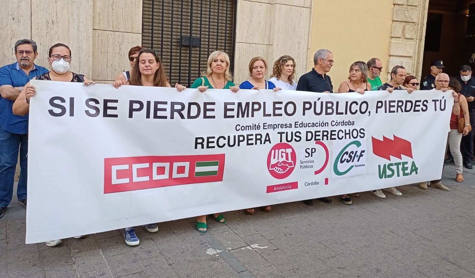 Asistentes a la protesta ante la sede de la Delegación del Gobierno de la Junta en Córdoba.