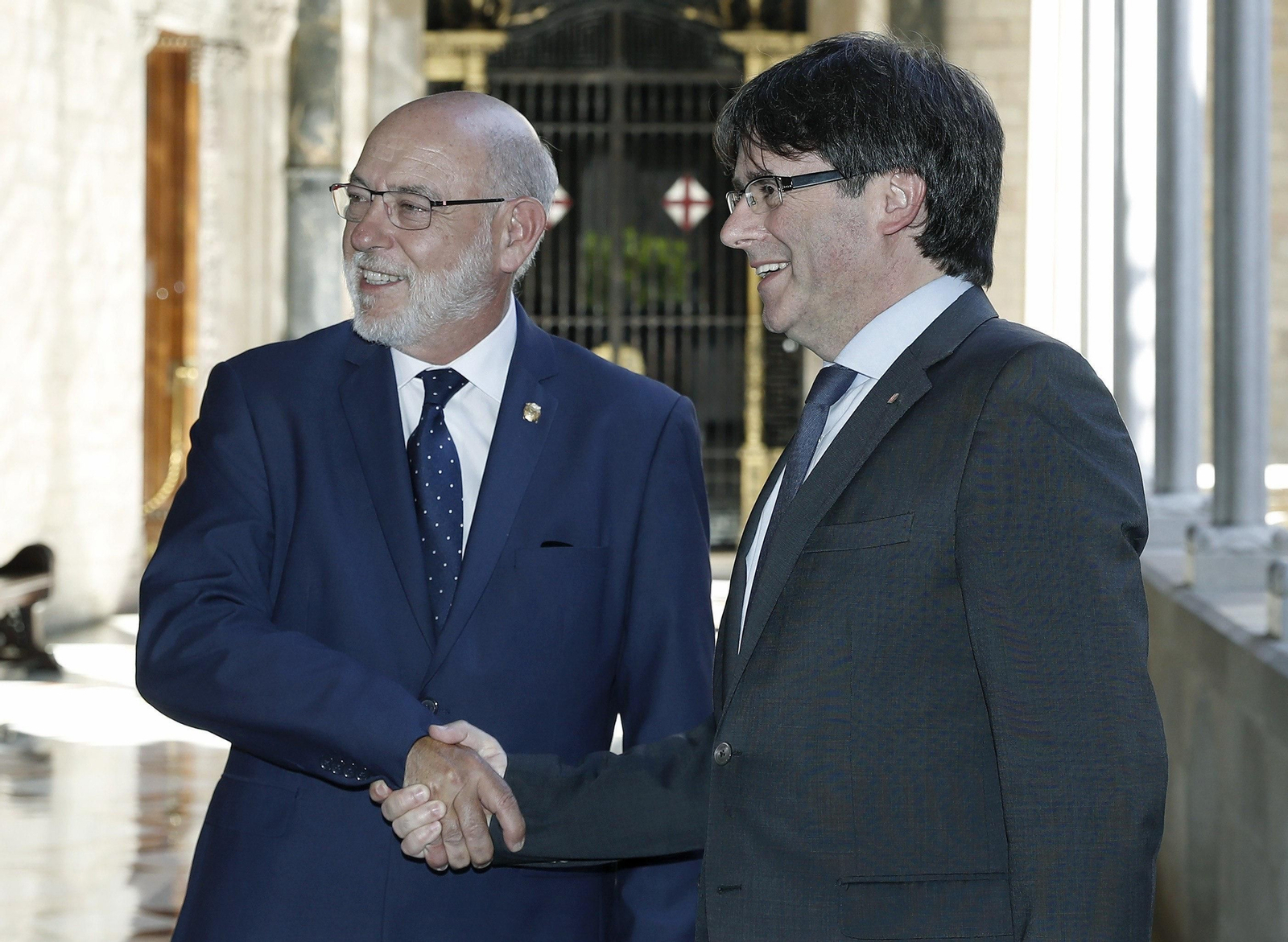 Carles Puigdemont recibiendo a José Manuel Maza.