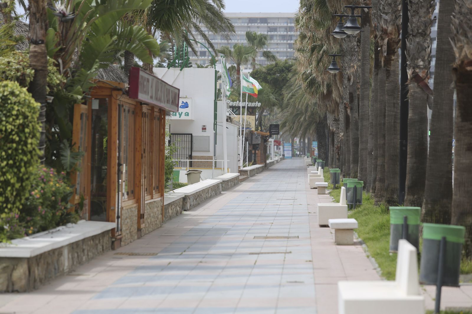 Playas cerradas en Torremolinos, la imagen del coronavirus en Málaga