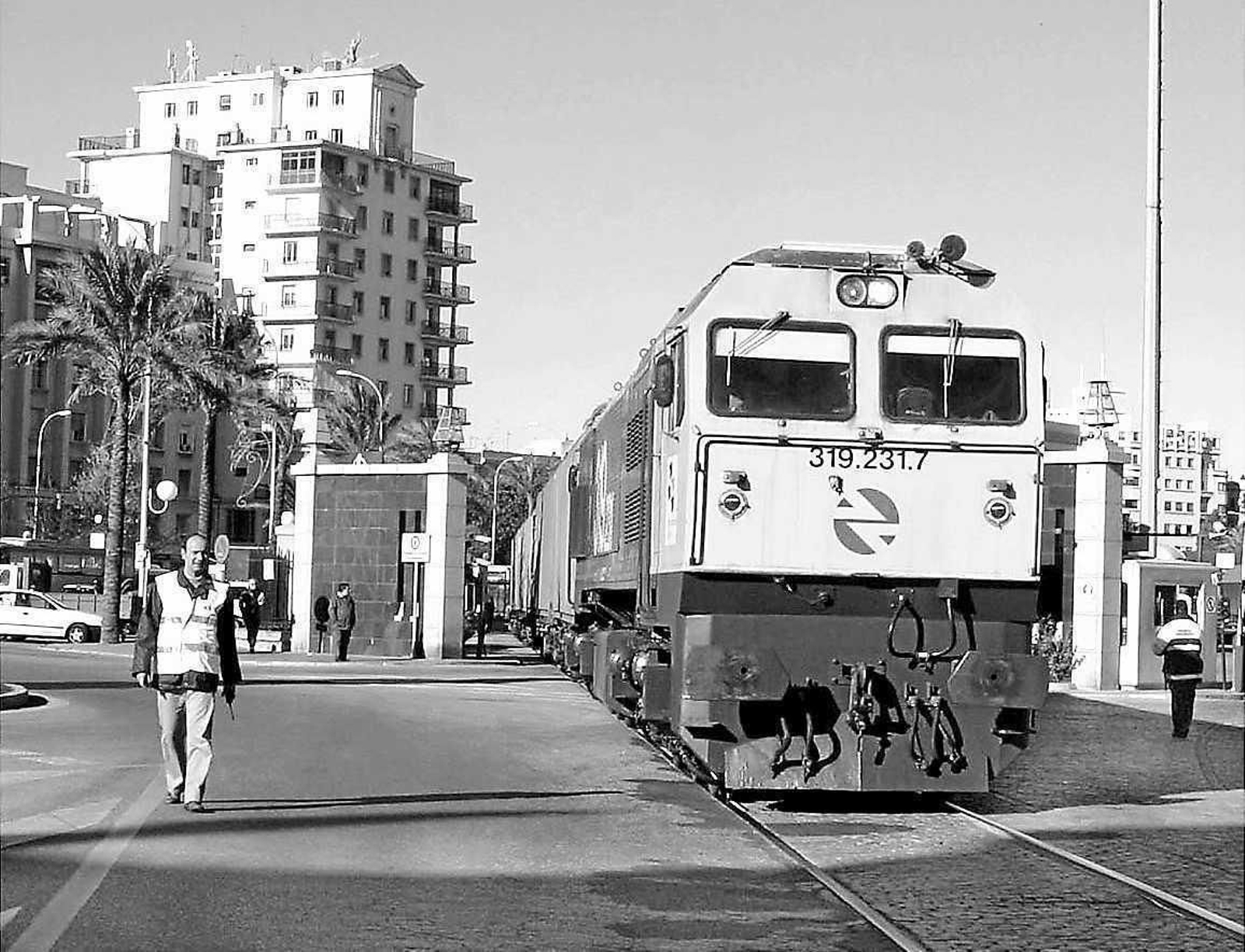Una imagen de archivo de uno de los trenes en dirección al puerto de Cádiz.