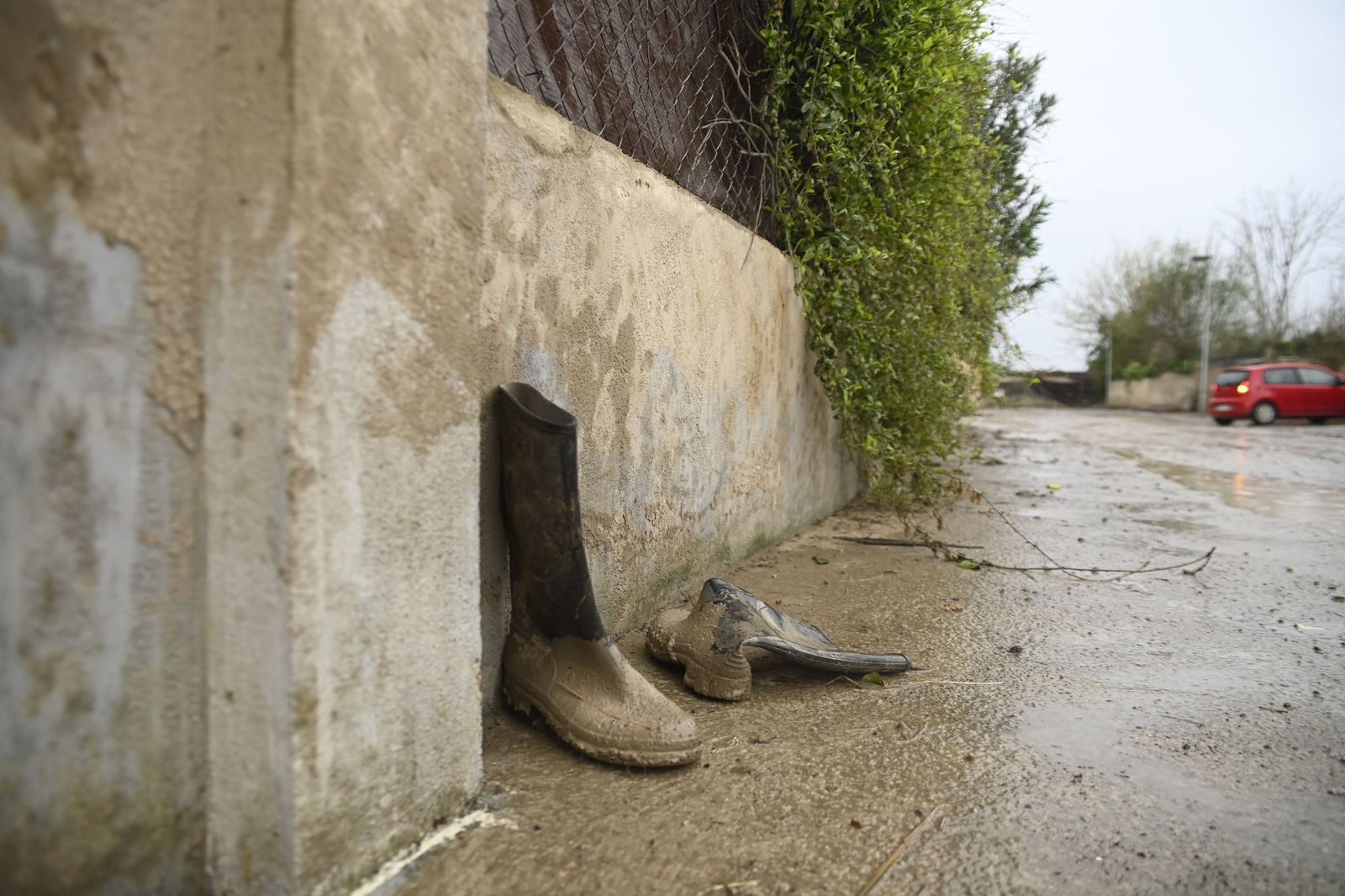 Parcelas de Guadalvalle siguen anegadas por el barro un mes después de las inundaciones