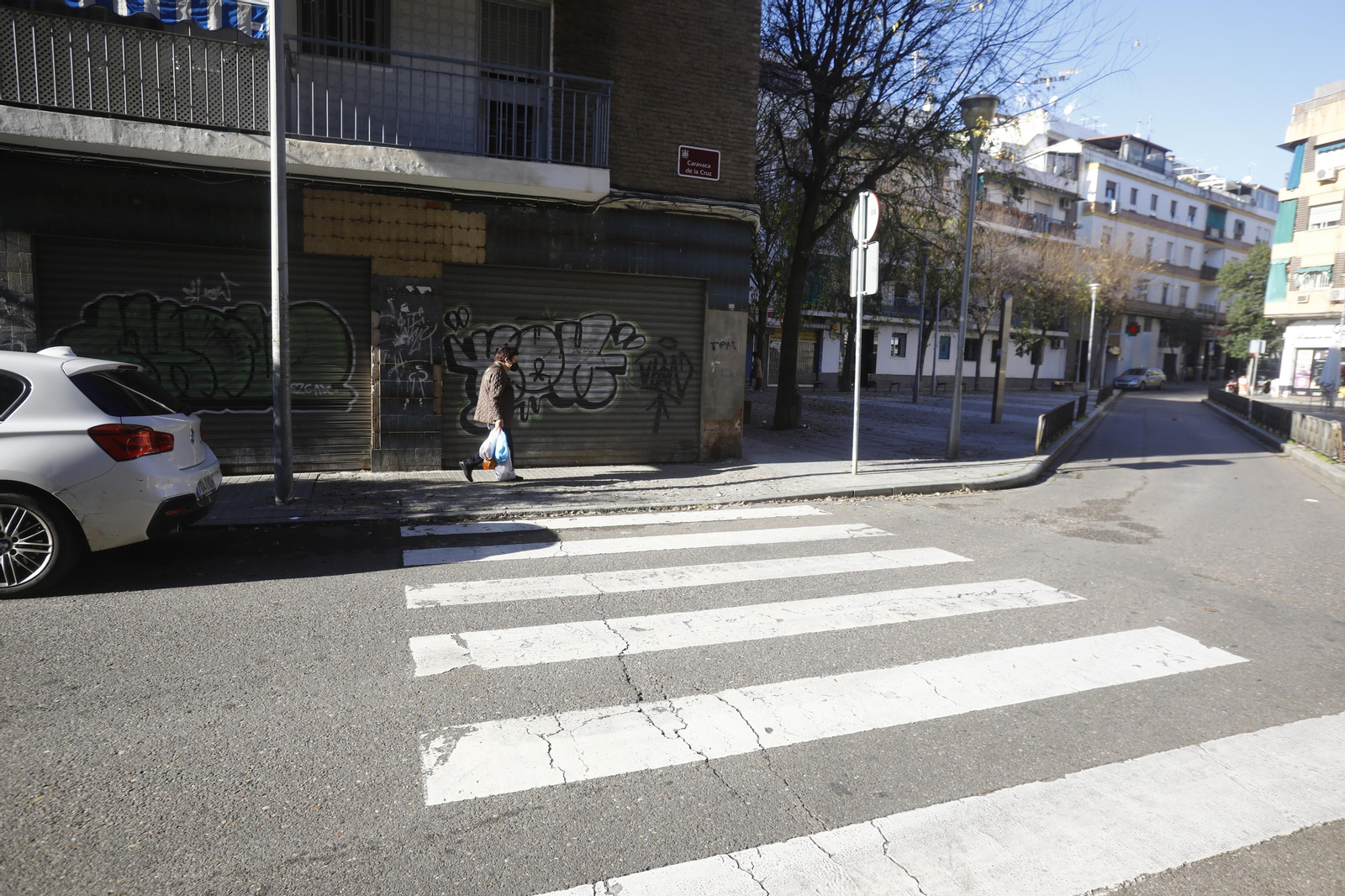 Imágenes de algunos de los pasos de peatones de Córdoba en los que se mejorará la accesibilidad