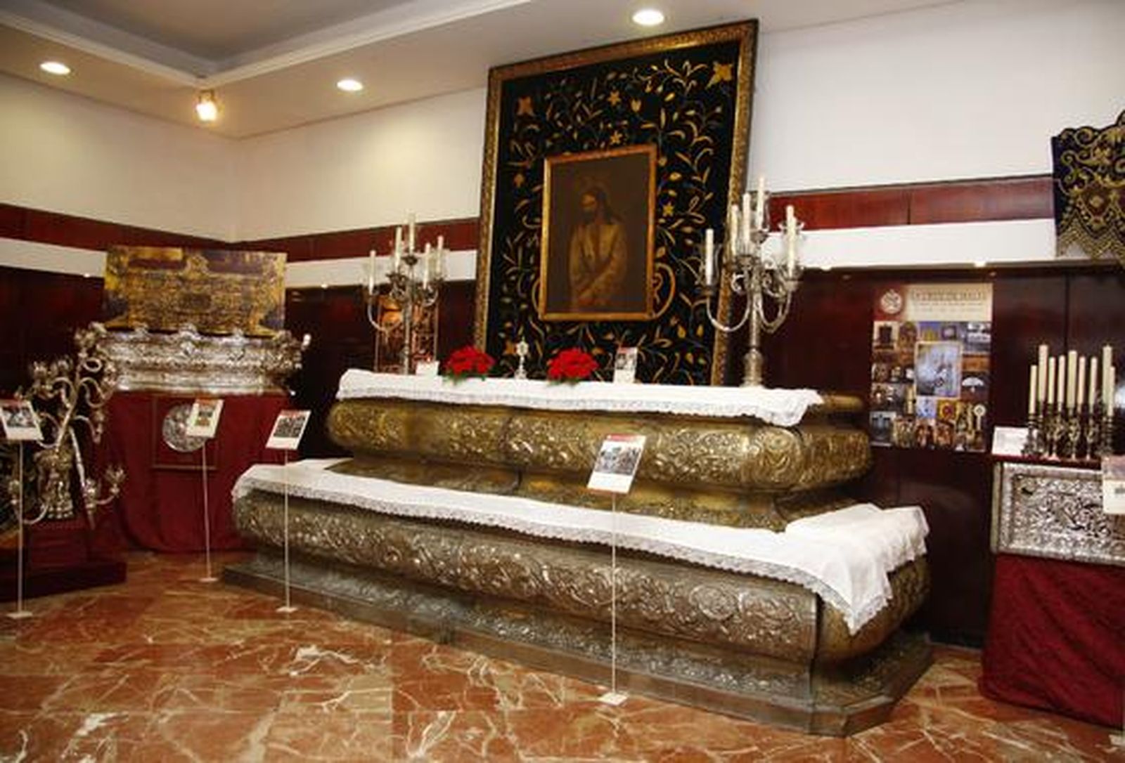 Los visitantes aprecian los objetos de la exposición "Tan lejos y tan cerca", de la Hermandad de la Amargura.

Foto: Belen Vargas