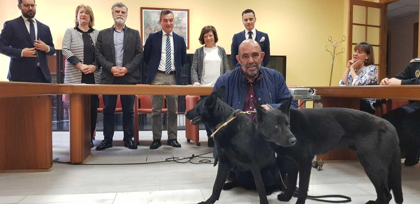 Collado y Mazo, junto al resto de participantes en la firma, en el Ayuntamiento.