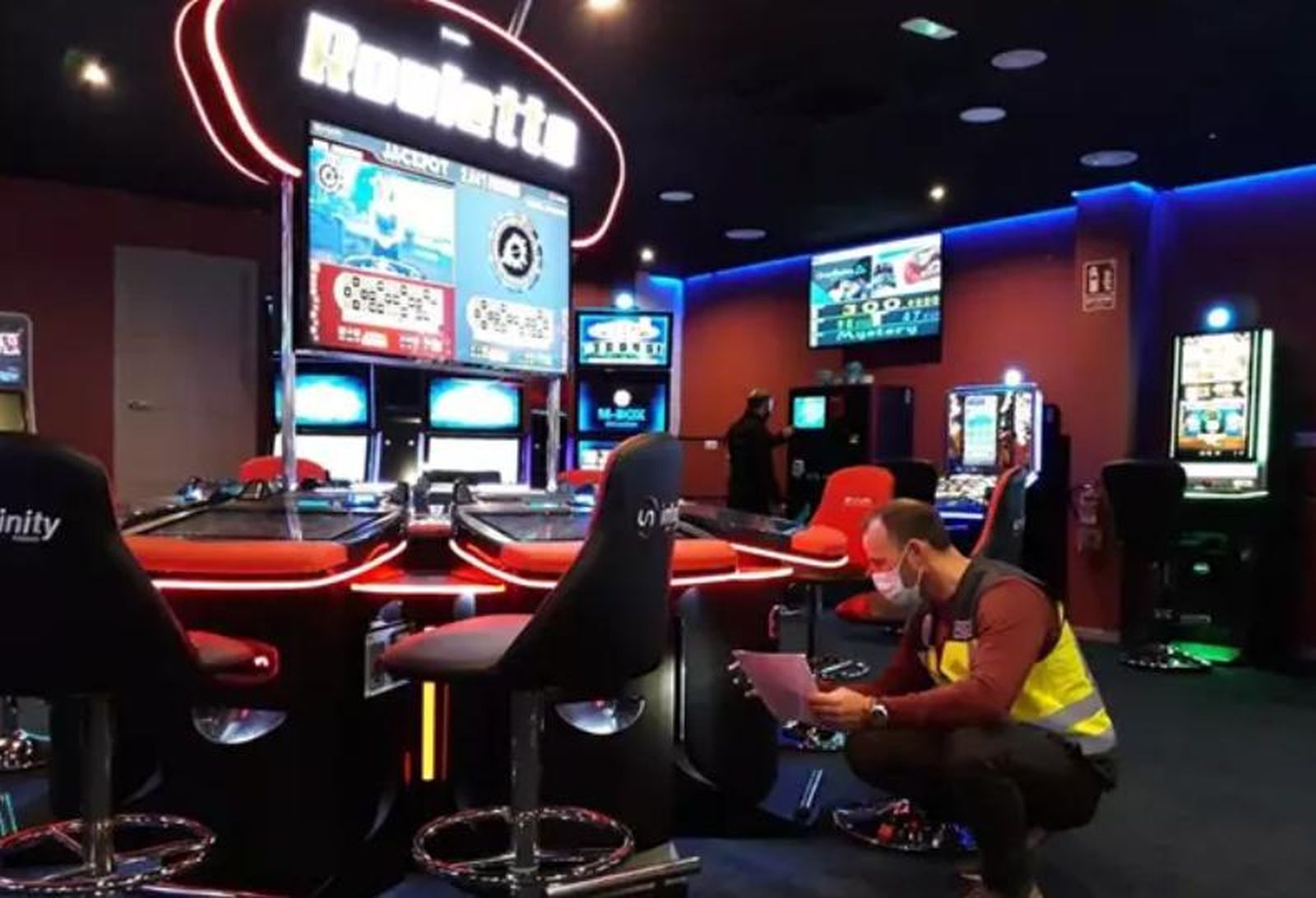 Un policía durante la inspección en una casa de apuestas