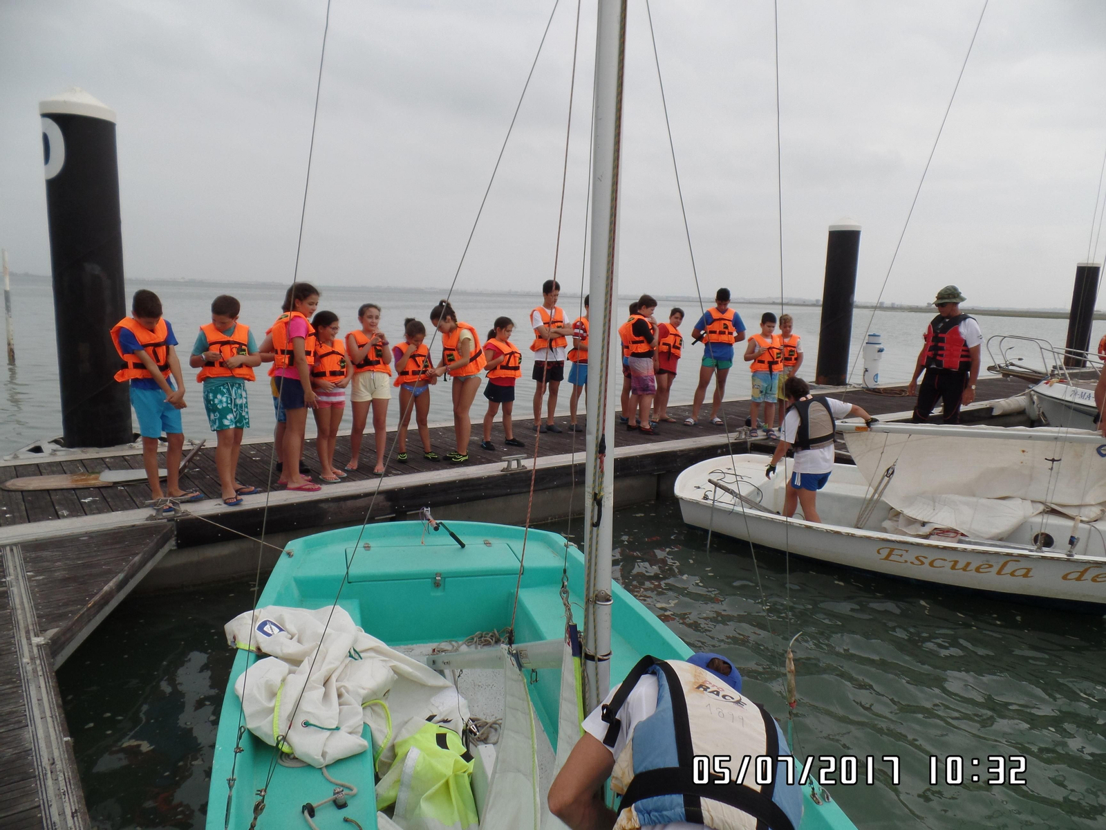 Alumnos del primer curso de vela, a punto de embarcarse.