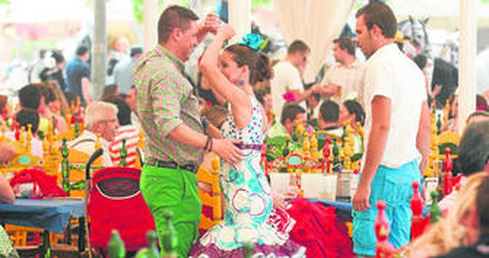 Una pareja baila unas sevillanas en una de las casetas del pasado Corpus.