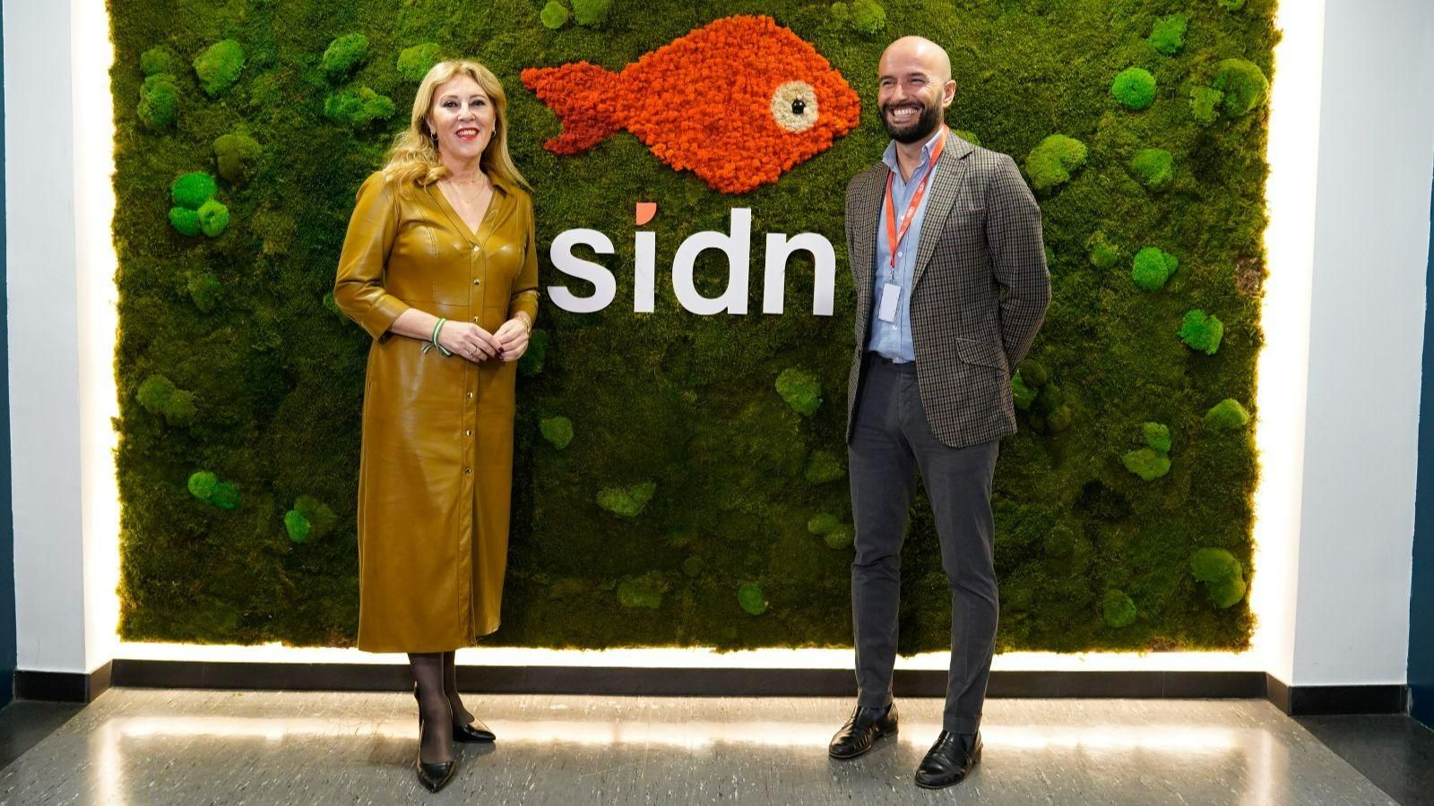 La consejera de Economía, Hacienda y Fondos Europeos, Carolina España, visita la empresa Sínd Digital Thinking de Granada