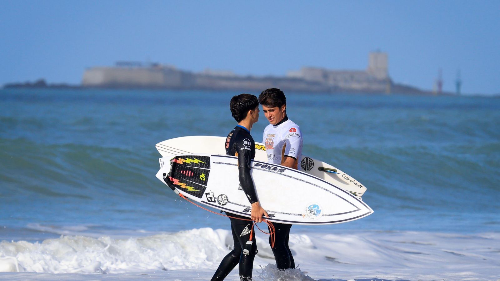 Dos niños participando en Liga Nacional Junior Series FESsurfing (Surf)