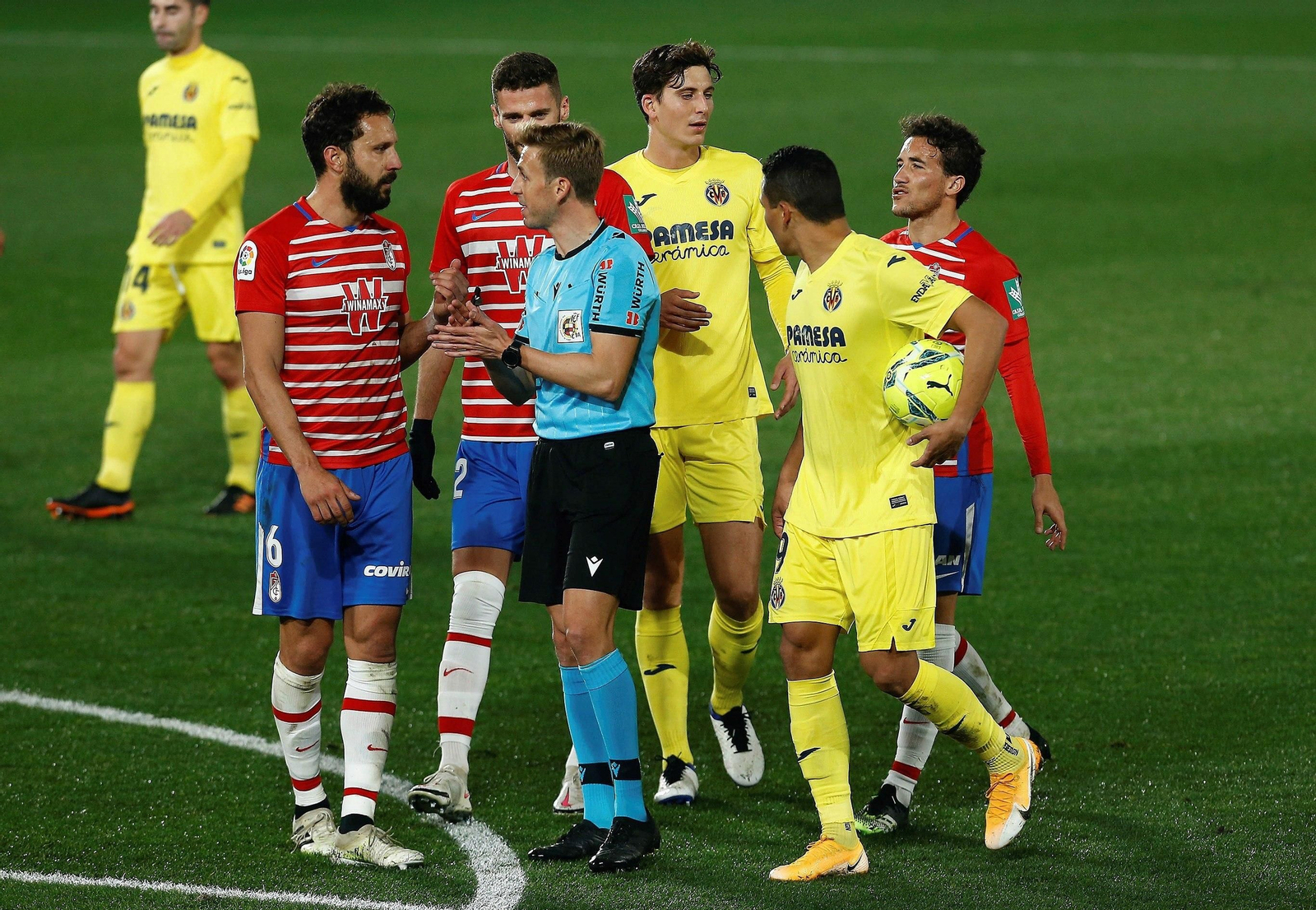 Los jugadores del Granada protestan el penalti cometido por Foulquier.