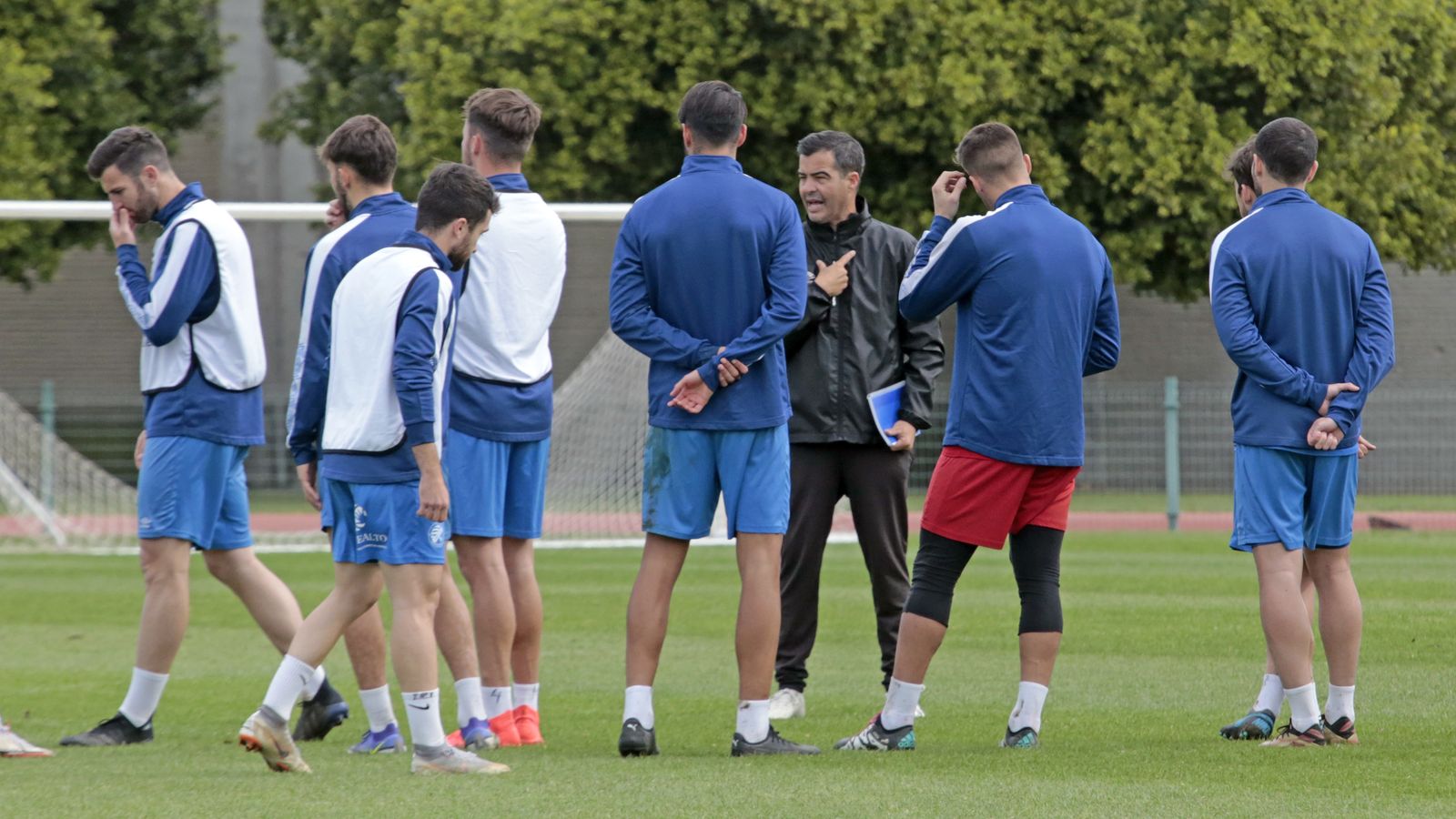 Pérez Herrera conversa con sus jugadores en un entrenamiento en el Pepe Ravelo.