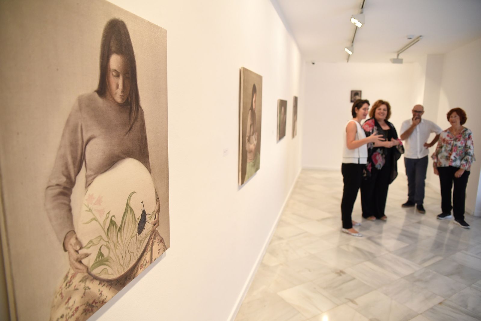 Un momento durante la presentación de la exposición en los Condes de Gabia.