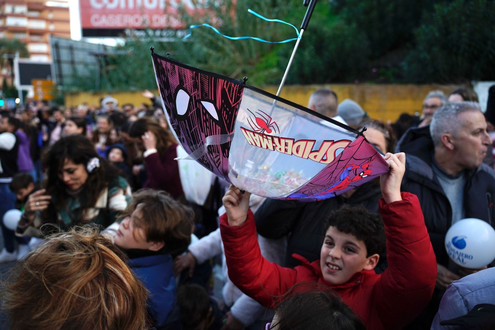 Búscate en las fotos de la cabalgata de Reyes Magos 2026 en Algeciras