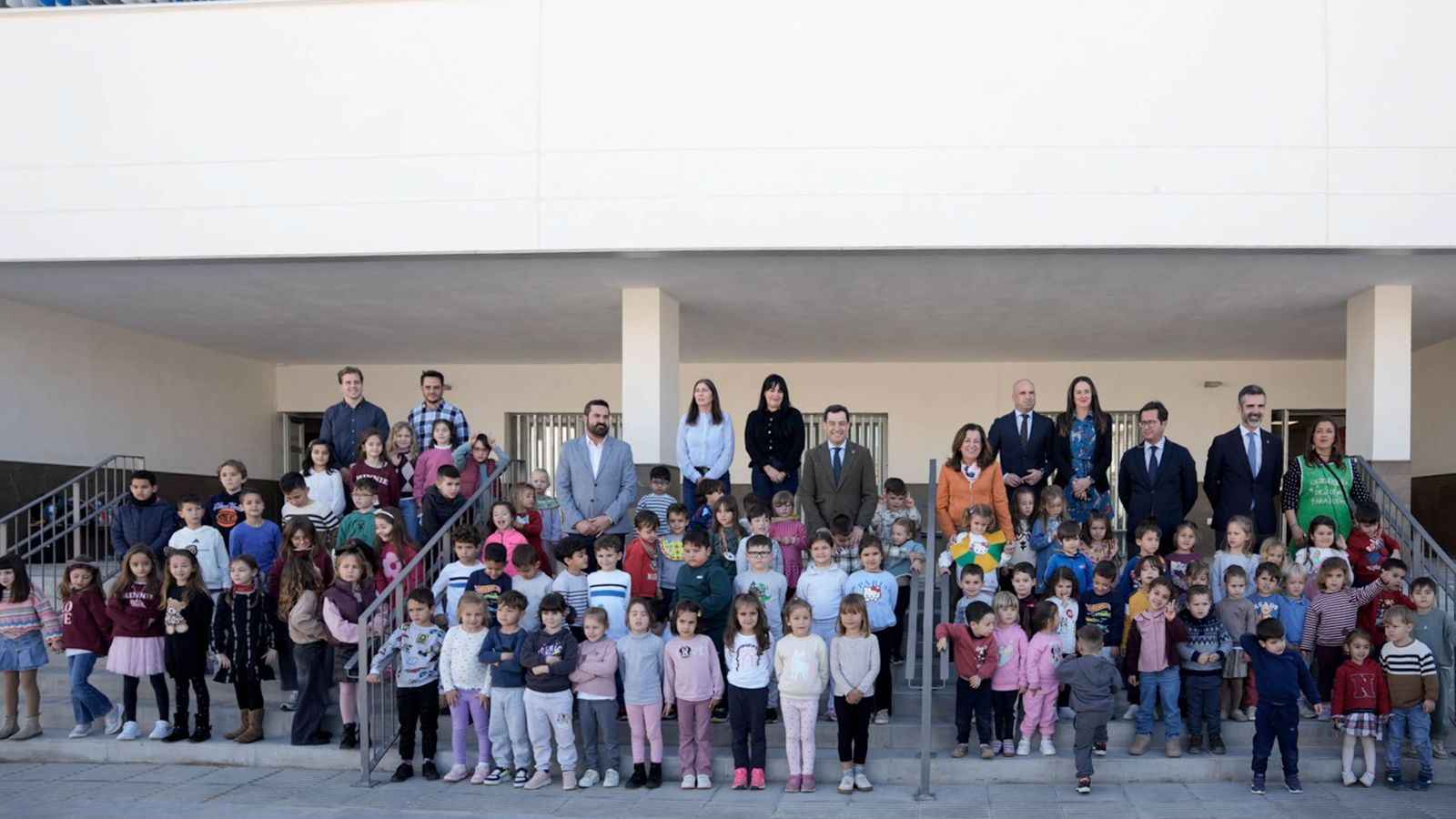 Foto de familia del presidente de la Junta de Andalucía con algunos de los alumnos del CEIP Bahía de Almerimar.