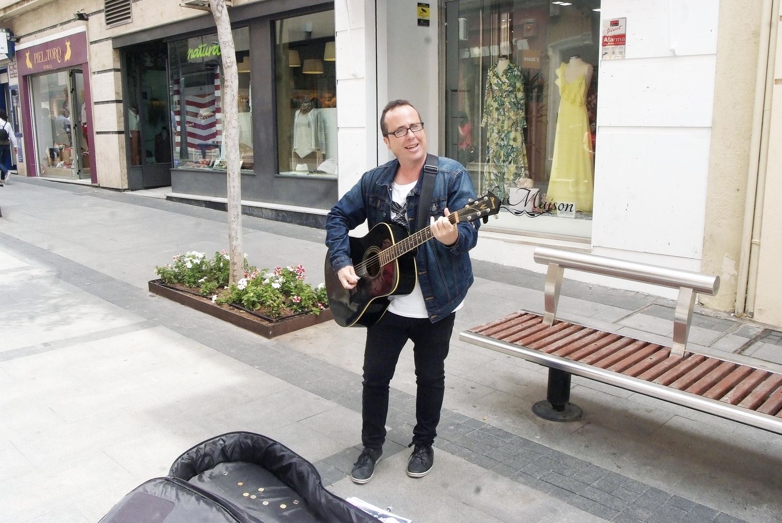 Lumaga es un artista de la calle cuyas canciones llevan siempre un mensaje.
