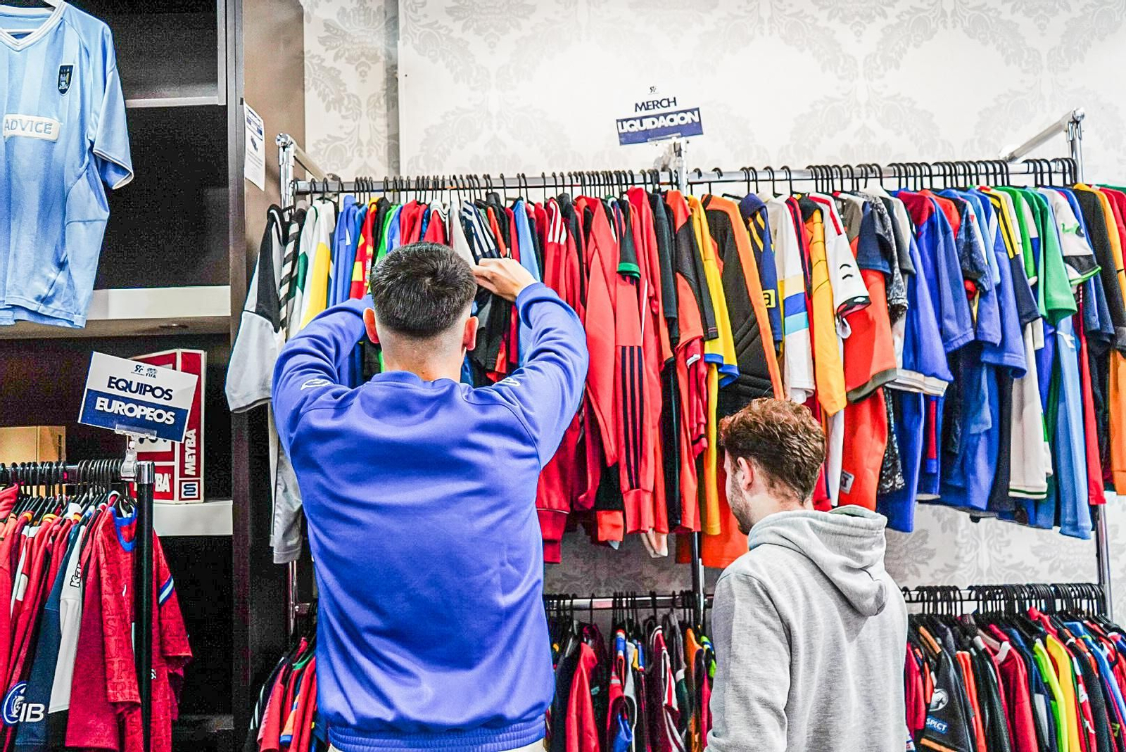 Las imágenes: así es la tienda con más de 3.000 camisetas de fútbol retro de Granada