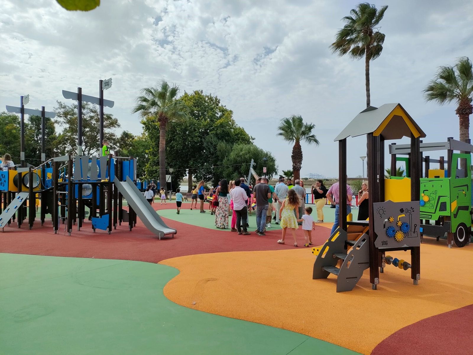 Niños jugando en un parque infantil