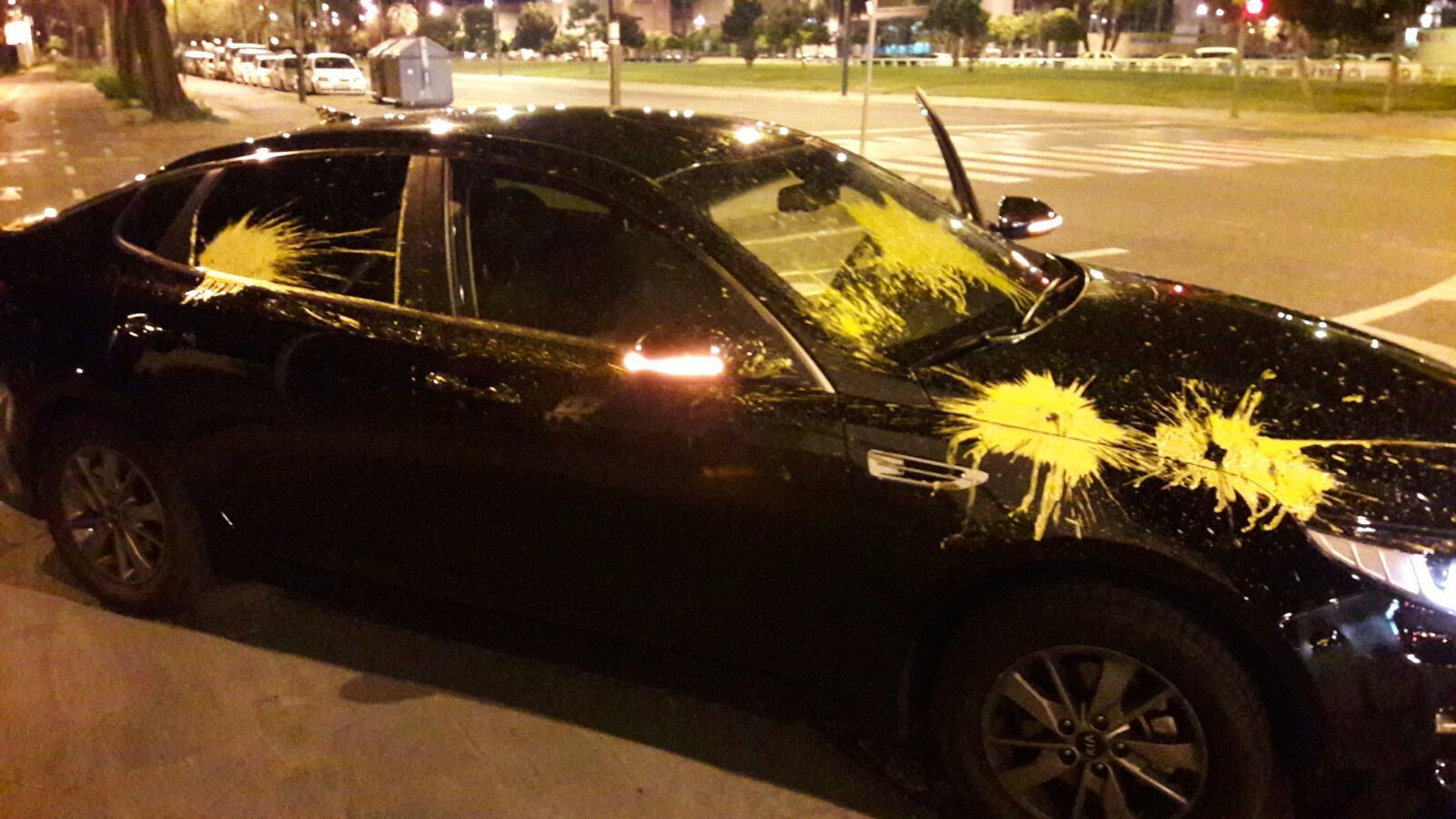 Uno de los coches atacados.