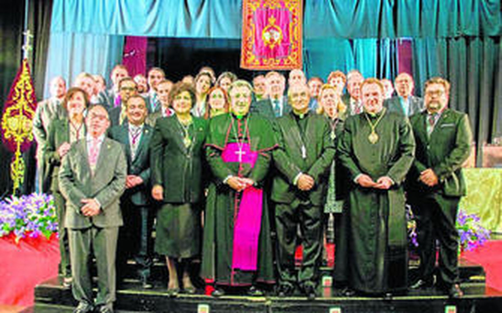 La Agrupación de Hermandades y Cofradías junto al pregonero y el Obispo de Almería.