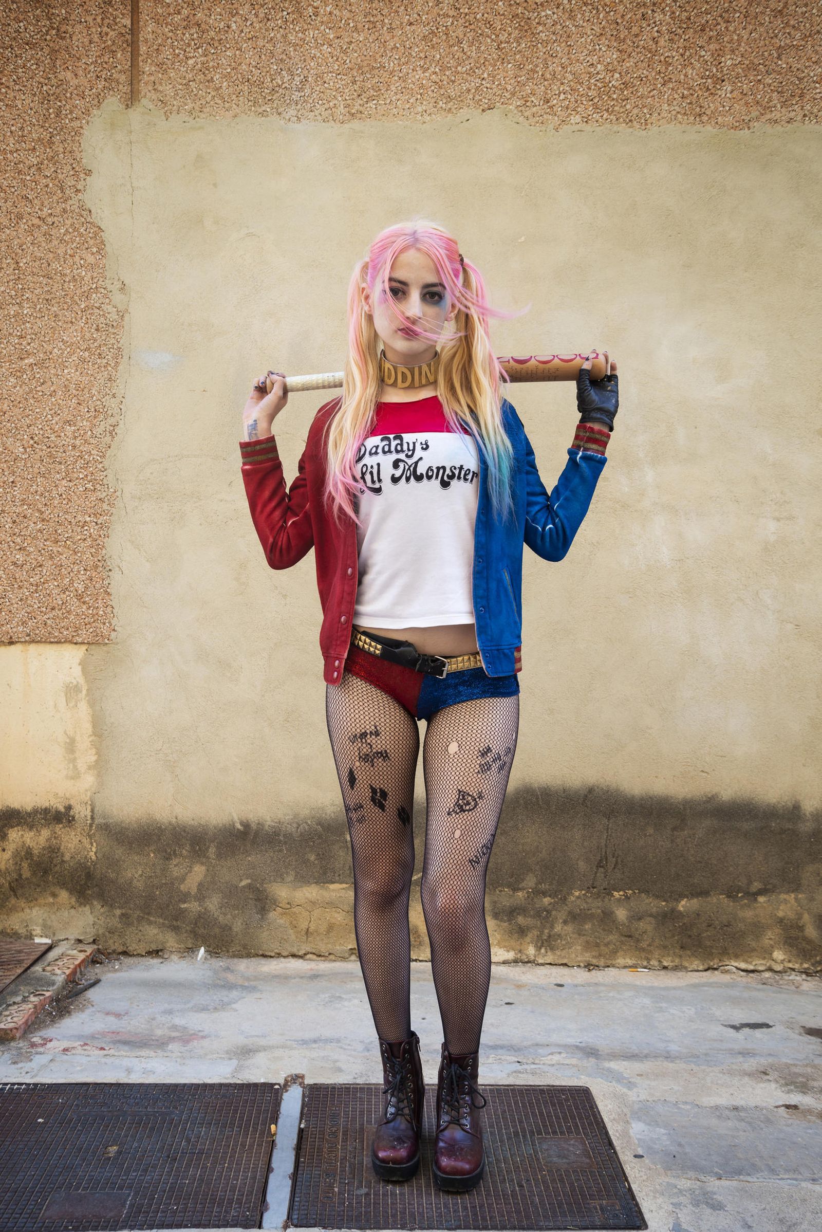 Una chica caracterizada como Harley Quinn.