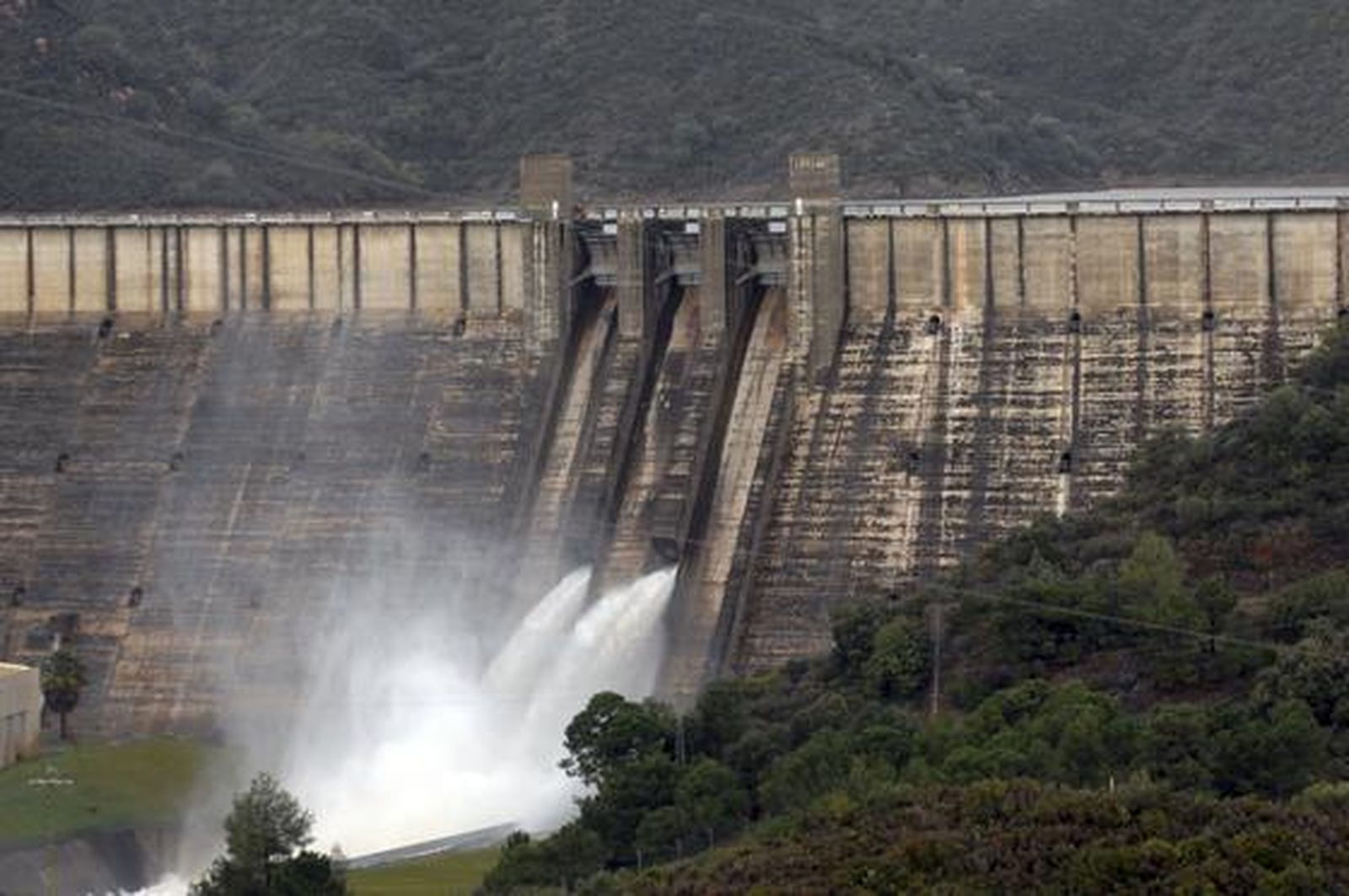 La presa de la Concepcion en Río Verde, en Marbella, desaguando por motivos de seguridad tras el desbordamiento del río Guadaiza.  Foto: Migue Fernández, Sergio Camacho, Agencias