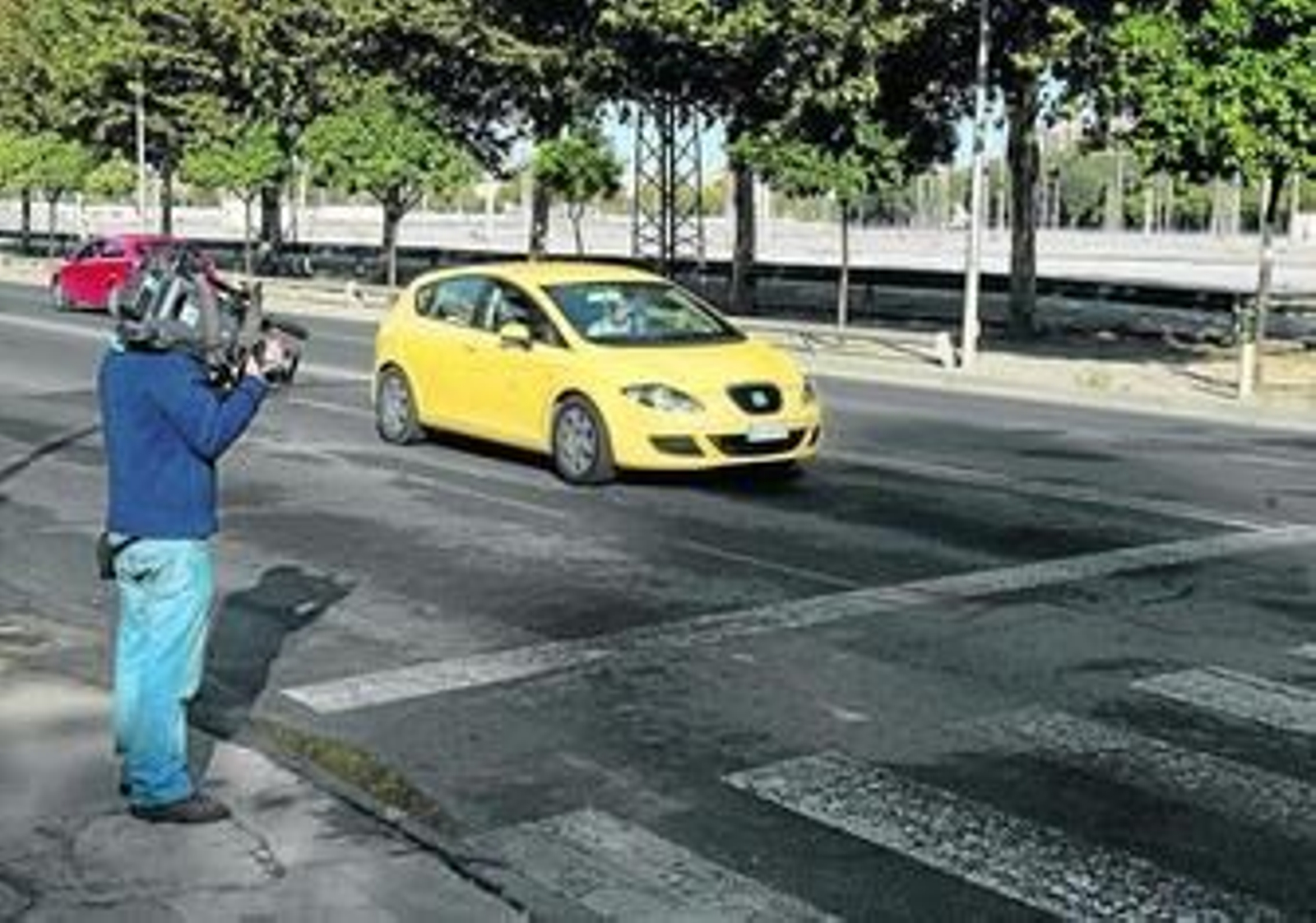 Un reportero graba el punto donde se produjo el trágico accidente.