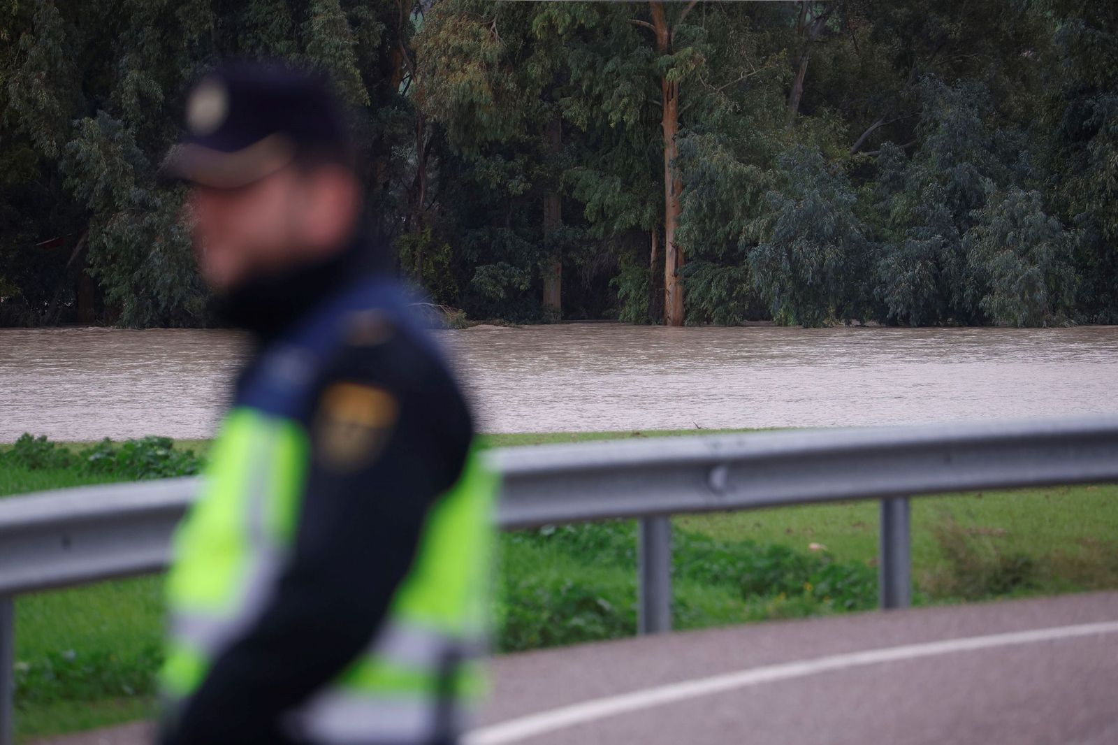 Los vecinos de Alcolea y de las parcelas de Guadalvalle siguen desalojando sus casas, en imágenes