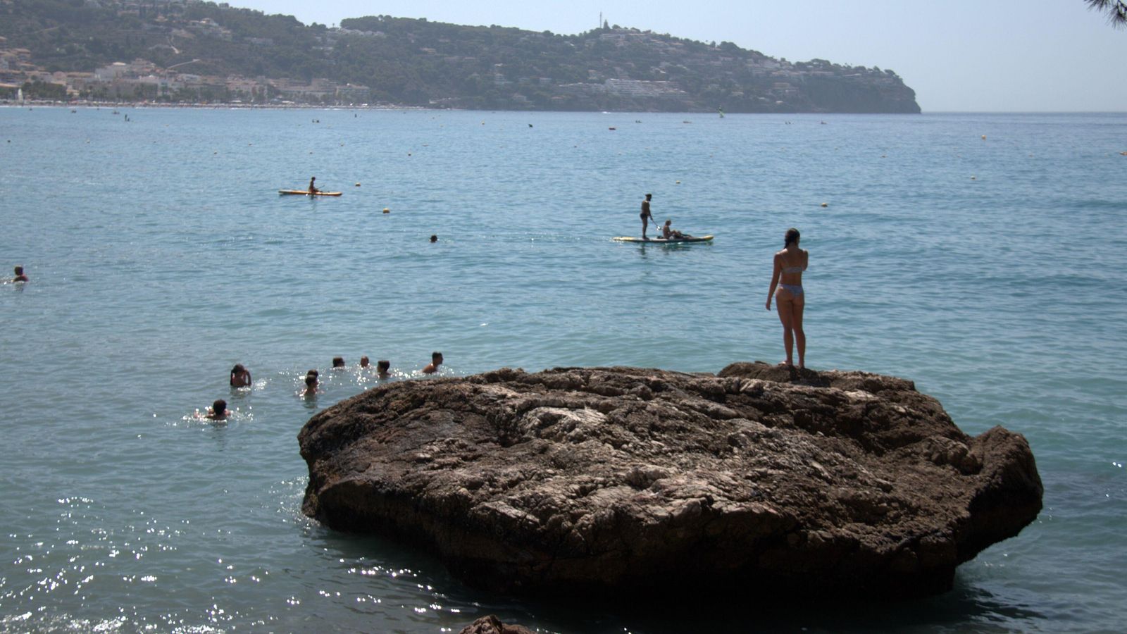Bañistas en una playa de La Herradura, uno de los destinos de playa más demandados de la provincia de Granada