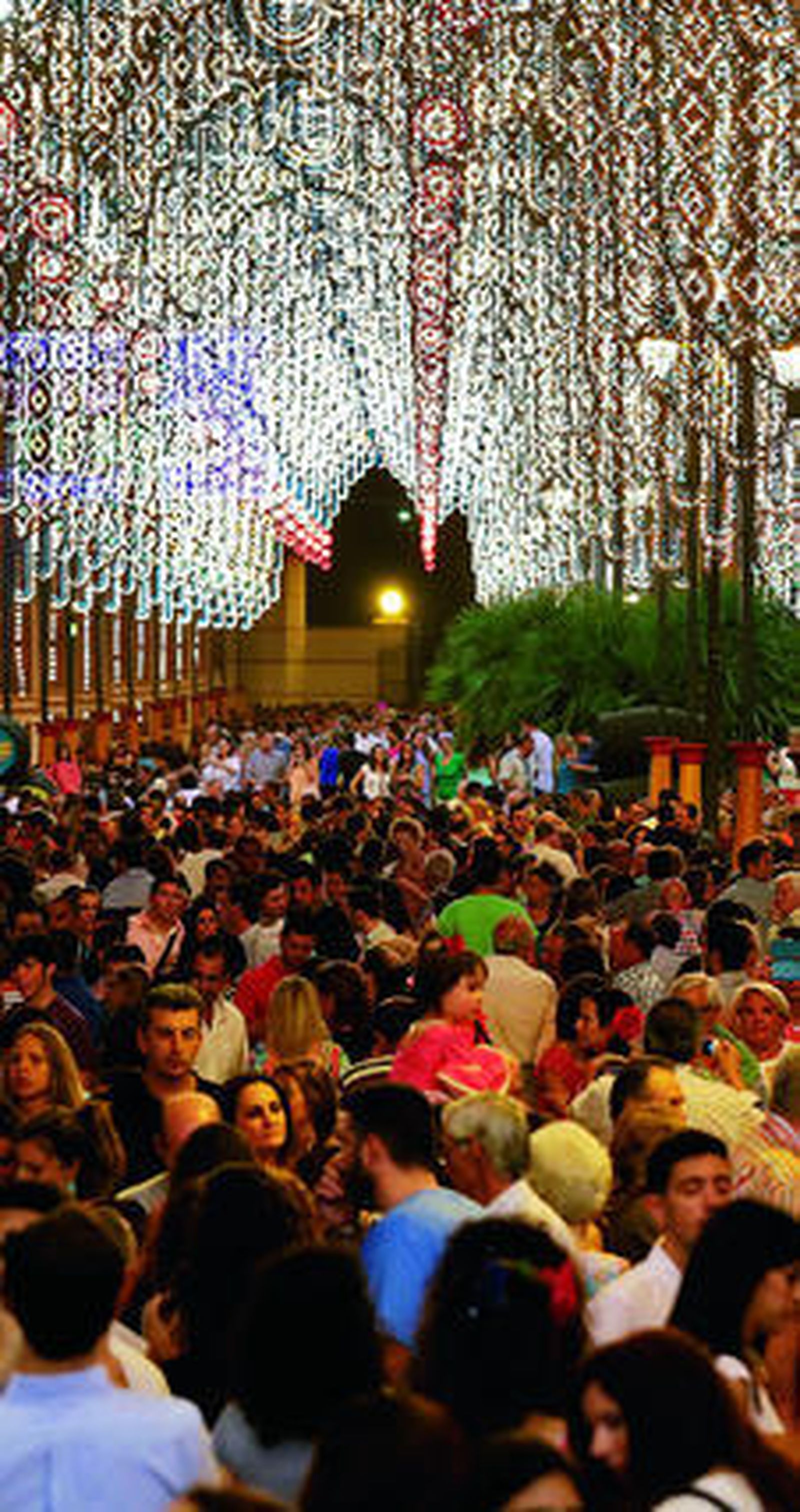 Imagen captada anoche de uno de los paseos repletos del Hontoria.

Foto: Miguel Angel Gonzalez