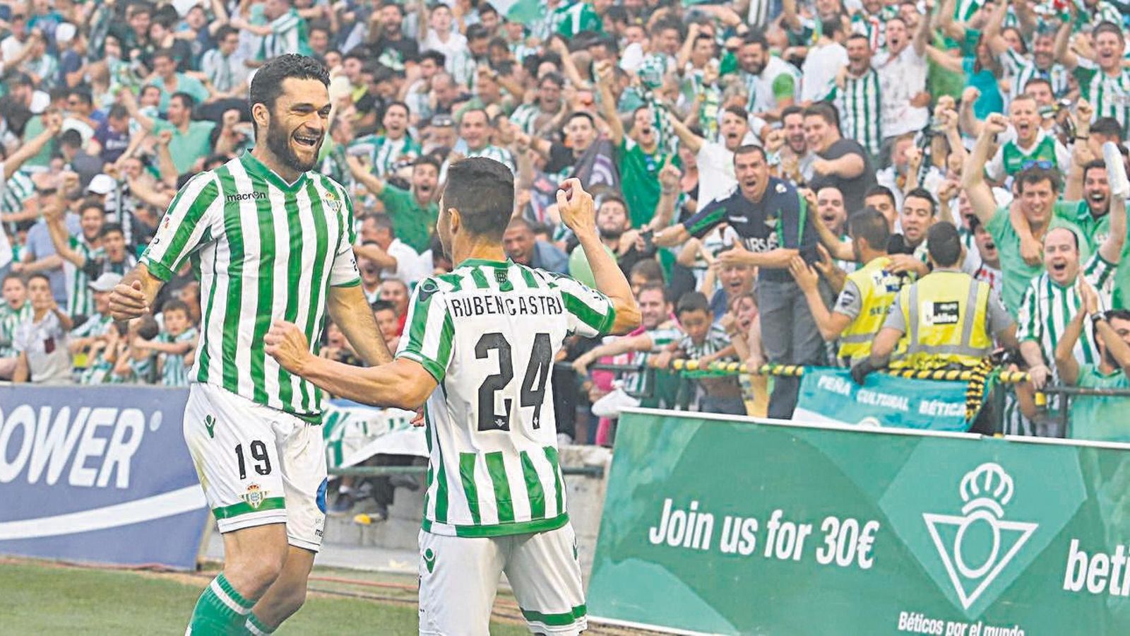 Jorge Molina y Rubén Castro celebran uno de los goles al Alcorcón para subir a Primera el curso 2014-15.