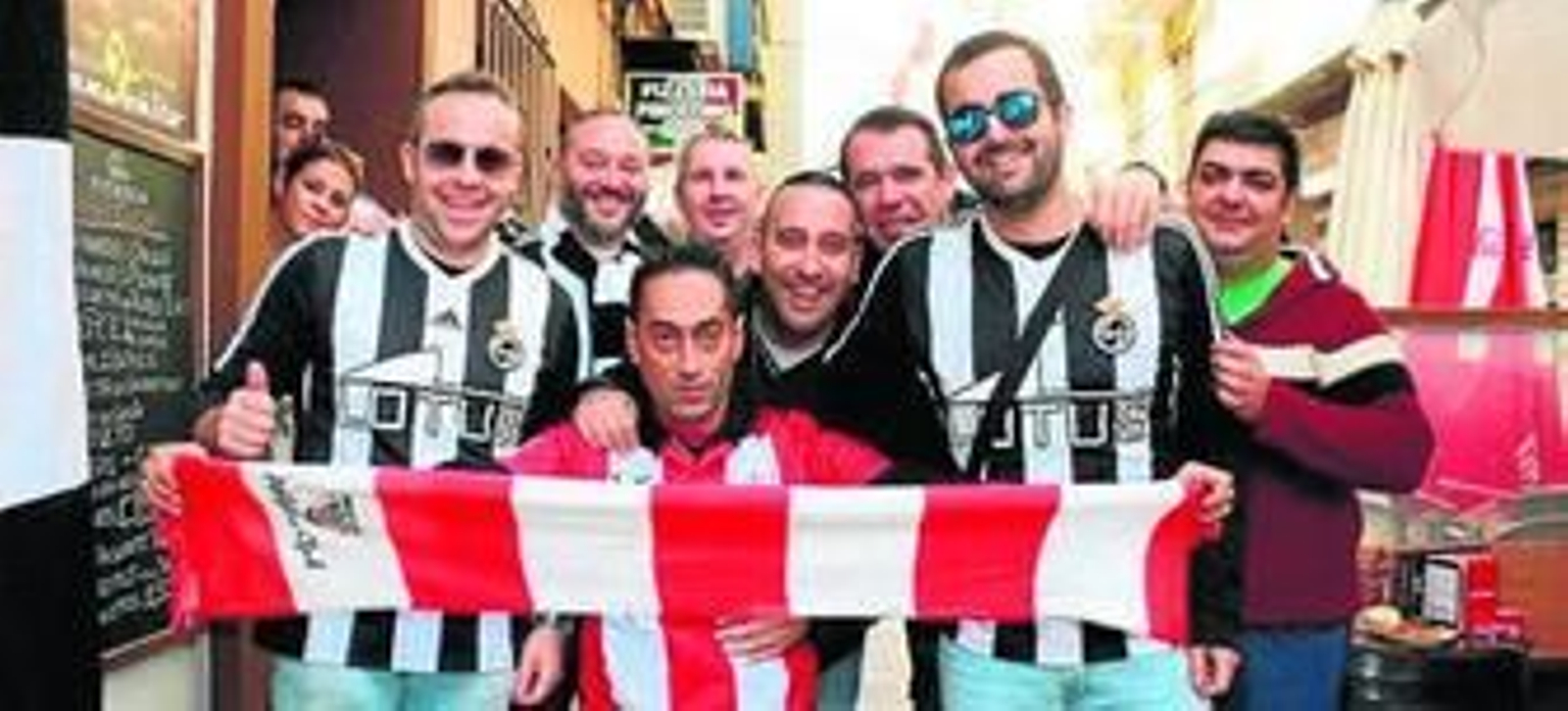 Miembros de la Peña Pichigüei, junto con hinchas del Athletic.