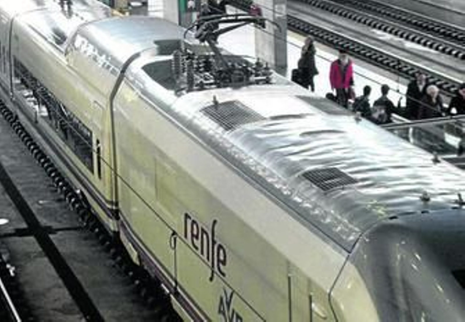 Usuarios afectados por el incendio del AVE, ayer en la estanción de Córdoba.