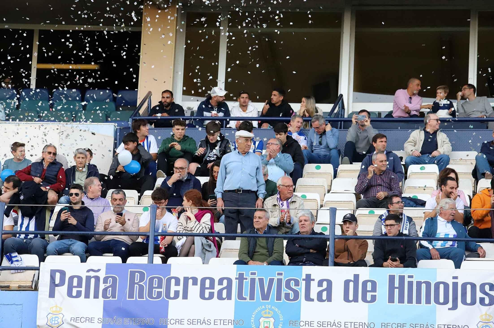 Imágenes del ambiente en las gradas del Nuevo Colombino