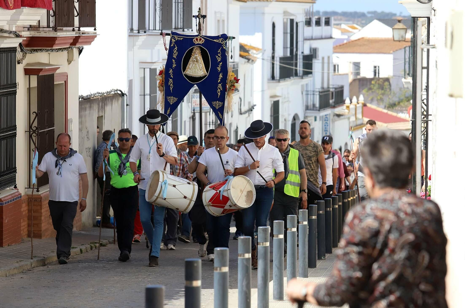Imágenes de los presos de la cárcel de Huelva en su camino hacia El Rocío
