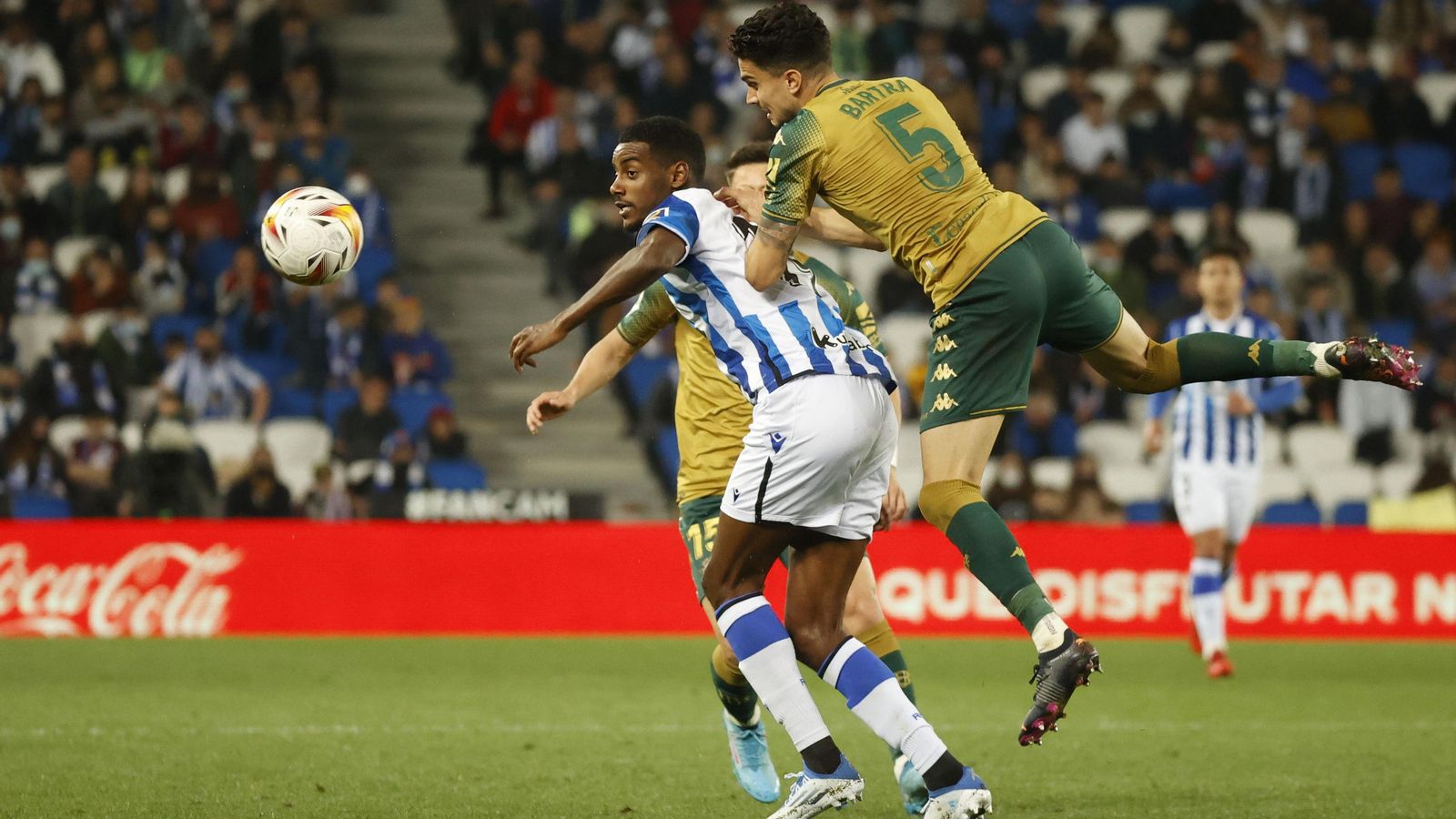 Marc Bartra salta por encima de Isak.