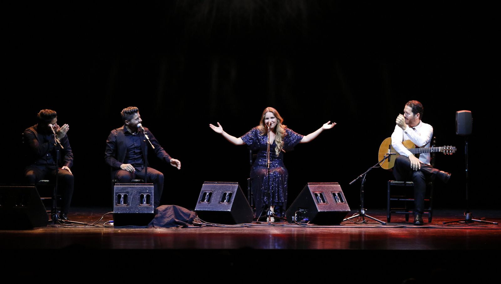 Rocío Márquez, con sus músicos, ayer, en el Teatro Cervantes.