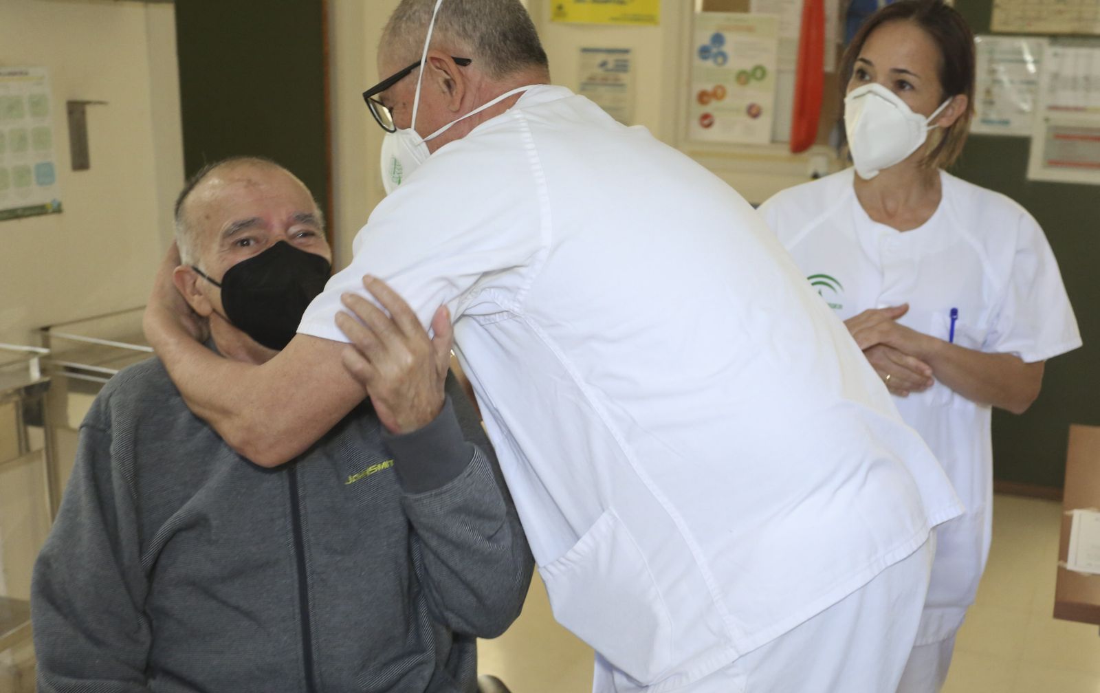 Fotos: Antonio sale del hospital en Málaga tras 343 días ingresado por el coronavirus