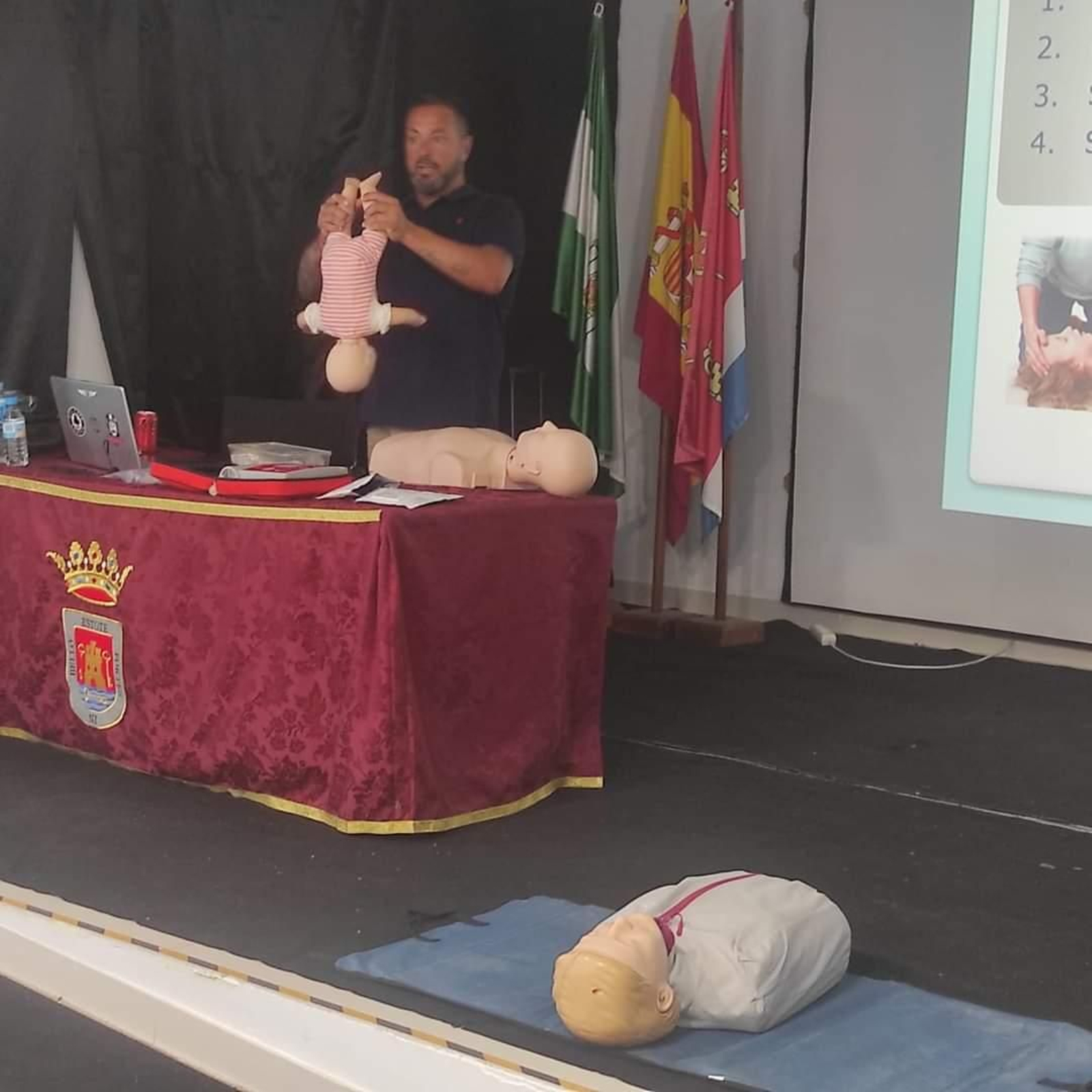 Daniel León, responsable de Protección Civil, durante la jornada de formación.