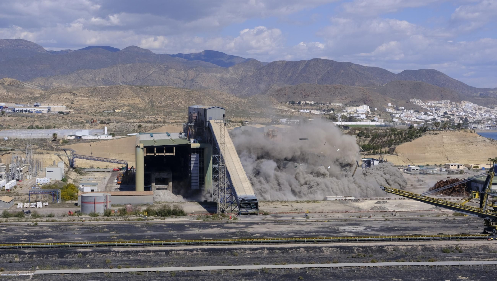 La voladura-demolición de la central térmica de Endesa en Carboneras, en imágenes