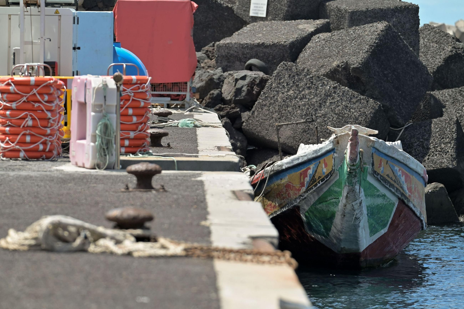 Un cayuco en el puerto de El Hierro.
