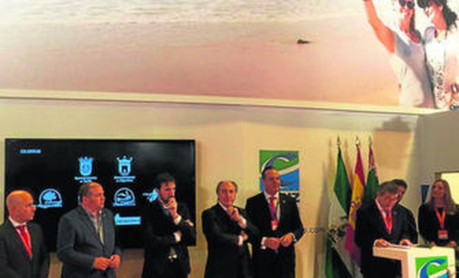 El presidente de la Mancomunidad, Luis Ángel Fernández, junto a distintos alcaldes de la comarca.