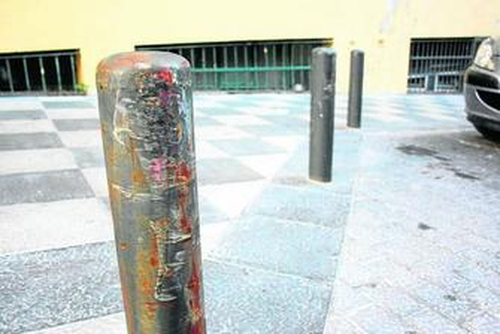 Uno de los pivotes de la calle Muro con restos de pintura, en una imagen tomada esta misma semana.