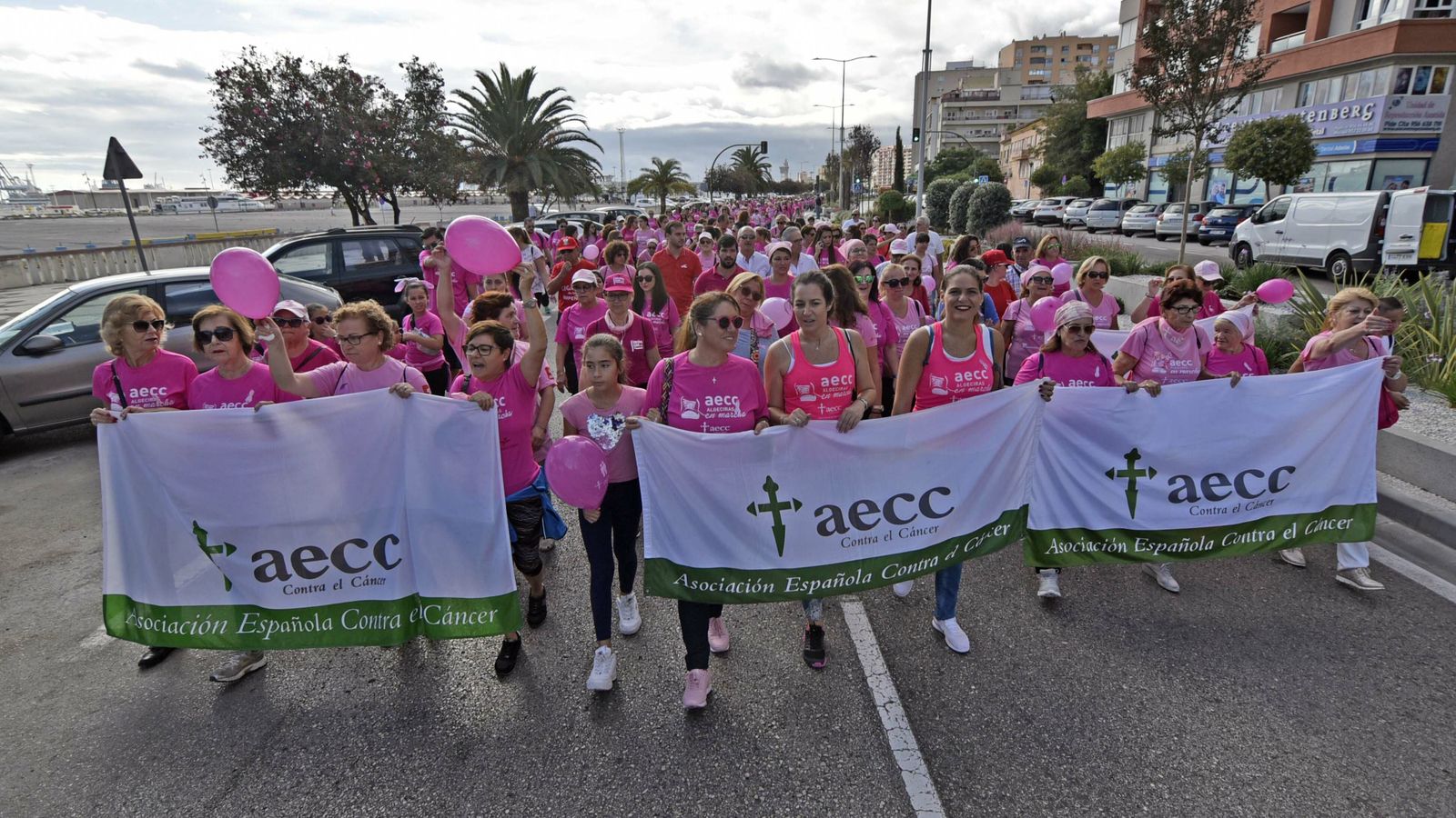las mejores fotos de la Marcha contra el cáncer de mama en Algeciras