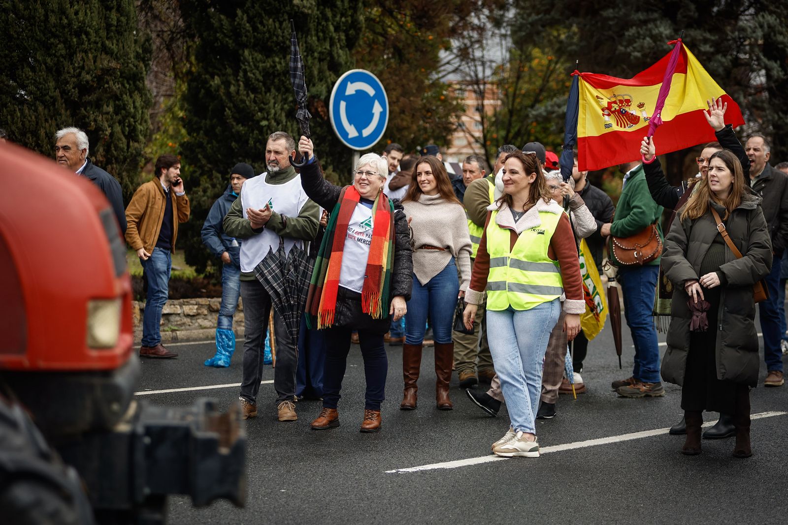 Las mejores imágenes de la tractorada que ha paralizado Granada bajo la lluvia