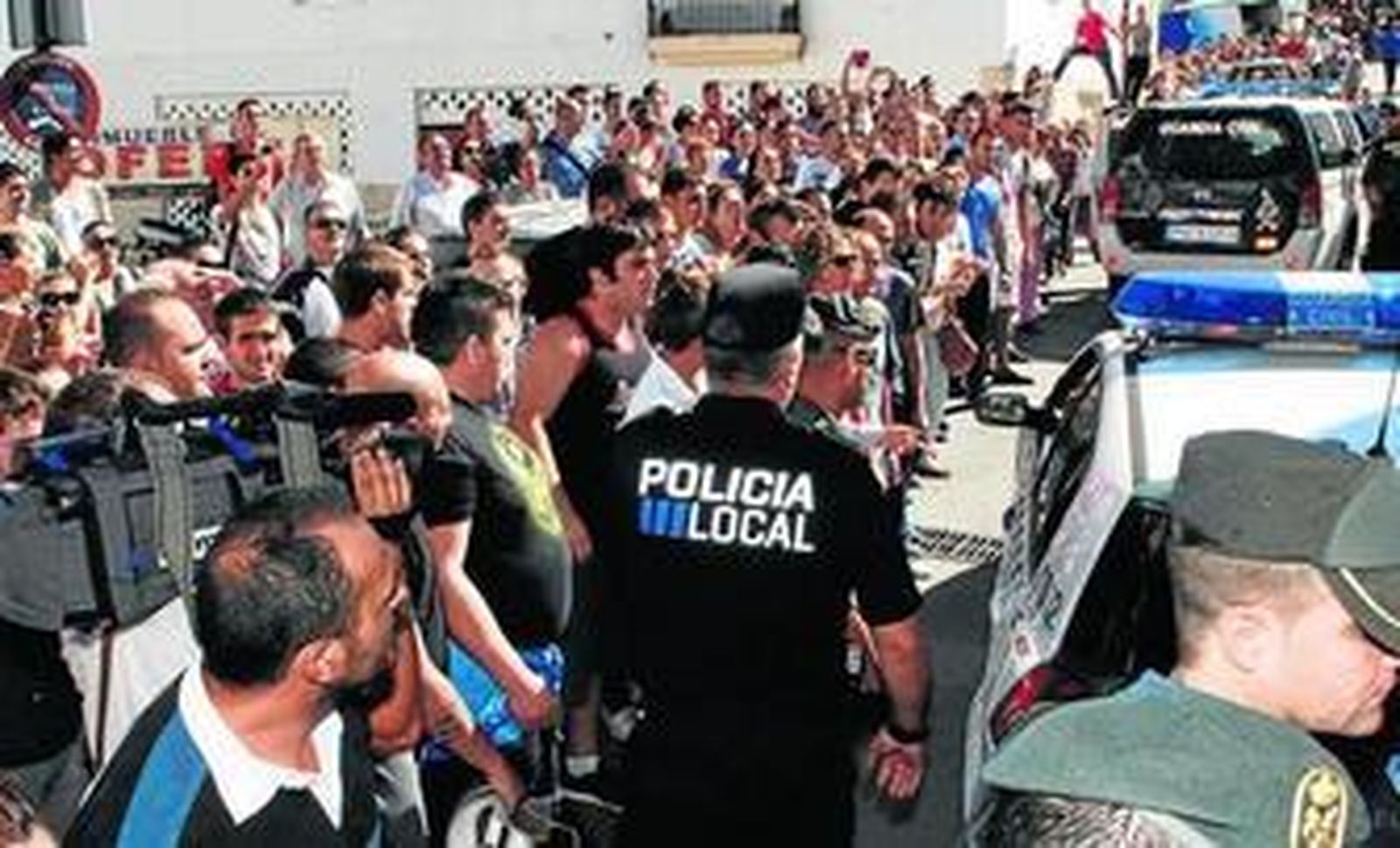 Varios centenares de personas se agolparon en las inmediaciones de los juzgados de Ubrique para increpar al parricida tras prestar declaración.