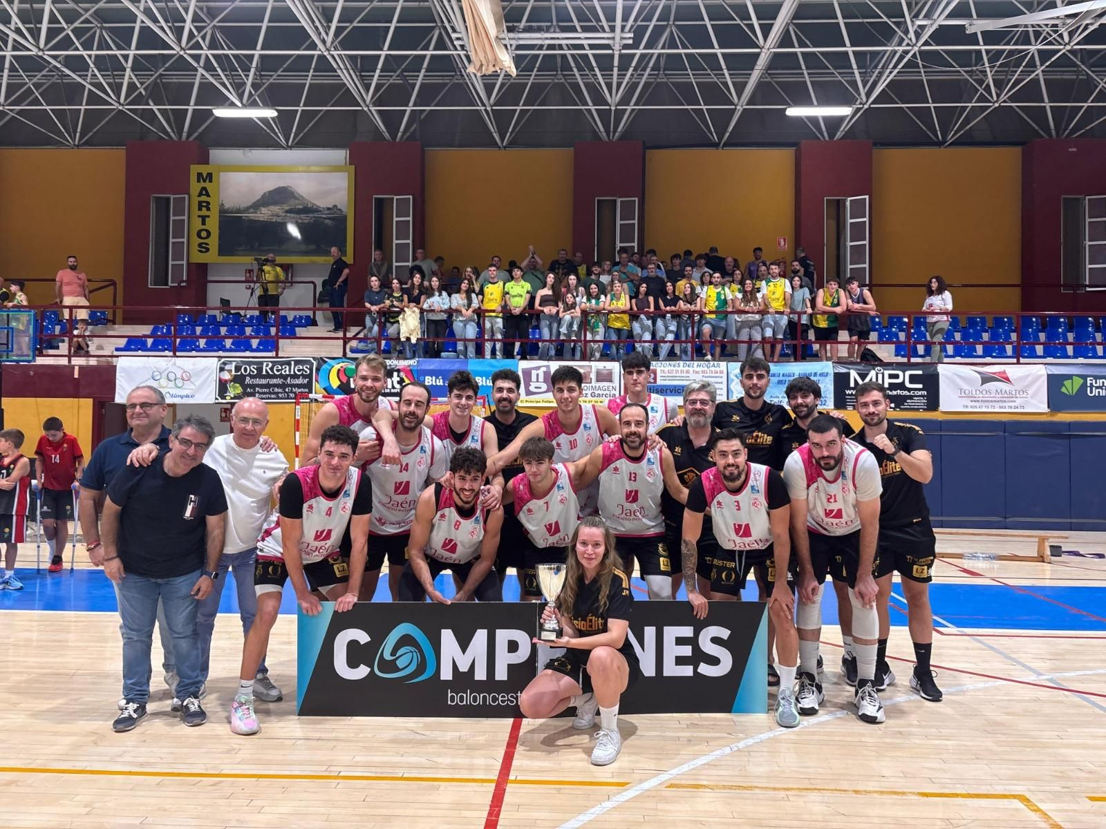 El Jaén Paraíso Interior FS Baloncesto celebra el título.